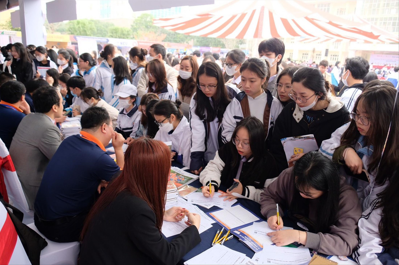 Thí sinh tham gia ngày hội tư vấn tuyển sinh trong hai ngày cuối tuần qua Ảnh: Diệp An