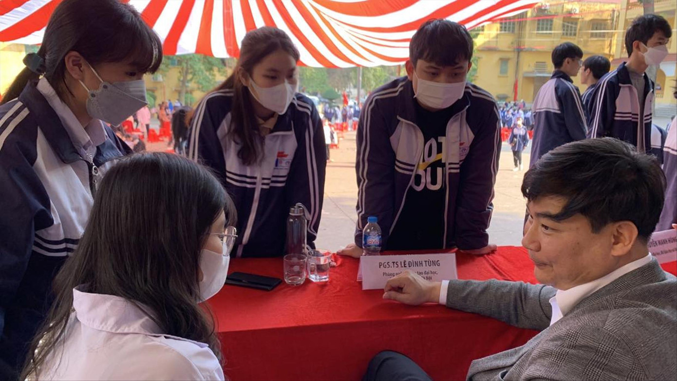 TS Lê Đình Tùng (người ngồi bên phải), Trường ĐH Y Hà Nội đang tư vấn tuyển sinh cho thí sinh năm 2023 Ảnh: Nghiêm Huê