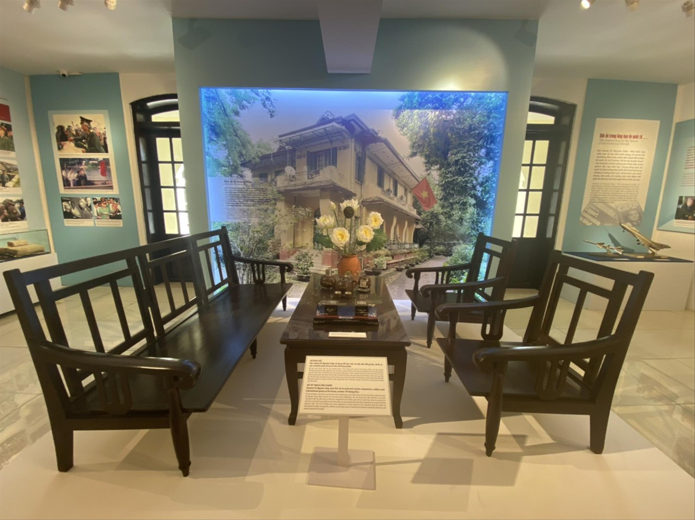 Bộ bàn ghế Đại tướng Võ Nguyên Giáp sử dụng để tiếp đồng bào, chiến sĩ và bạn bè quốc tế Ảnh: KỲ SƠN