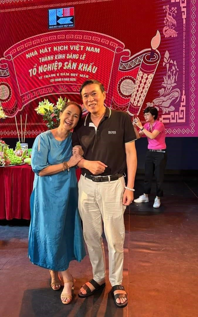 NSƯT Đỗ Kỷ và vợ, NSND Lan Hương. NSƯT Đỗ Kỷ và vợ, NSND Lan Hương.