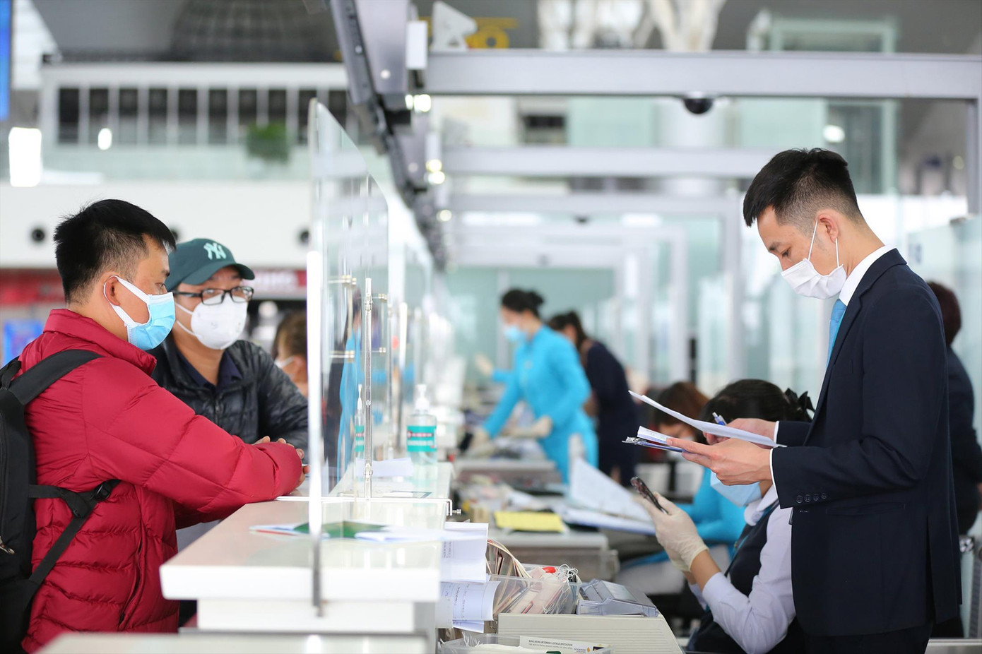 Từ ngày 15/2, Việt Nam khôi phục hoạt động bay quốc tế như trước khi có dịch COVID-19. Ảnh khách làm thủ tục bay quốc tế tại sân bay Nội Bài sáng 15/2 Ảnh: Trọng Tài