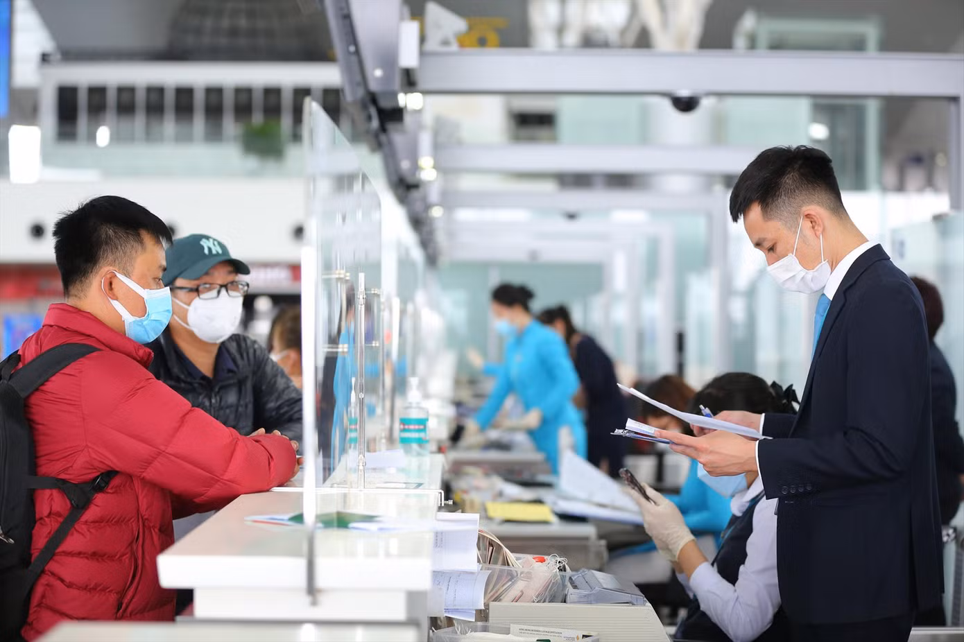 Từ ngày 15/2, Việt Nam khôi phục hoạt động bay quốc tế như trước khi có dịch COVID-19. Ảnh khách làm thủ tục bay quốc tế tại sân bay Nội Bài sáng 15/2 Ảnh: Trọng Tài