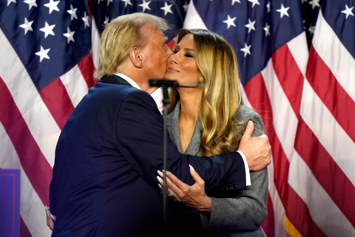 Ứng viên tổng thống đảng Cộng hòa, cựu Tổng thống Mỹ Donald Trump, hôn phu nhân - bà Melania Trump tại bữa tiệc theo dõi đêm bầu cử đêm 5/11 rạng sáng ngày 6/11 tại thành phố West Palm Beach, bang Florida (Ảnh: AP)
