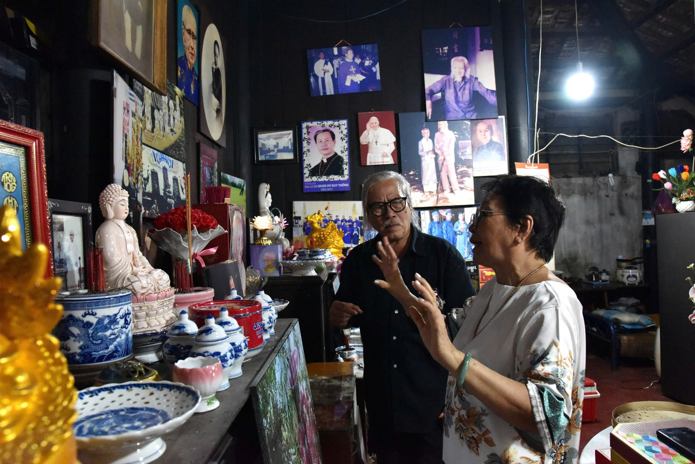 Tác giả trao đổi với bà Võ Ngọc Liên Tác giả trao đổi với bà Võ Ngọc Liên