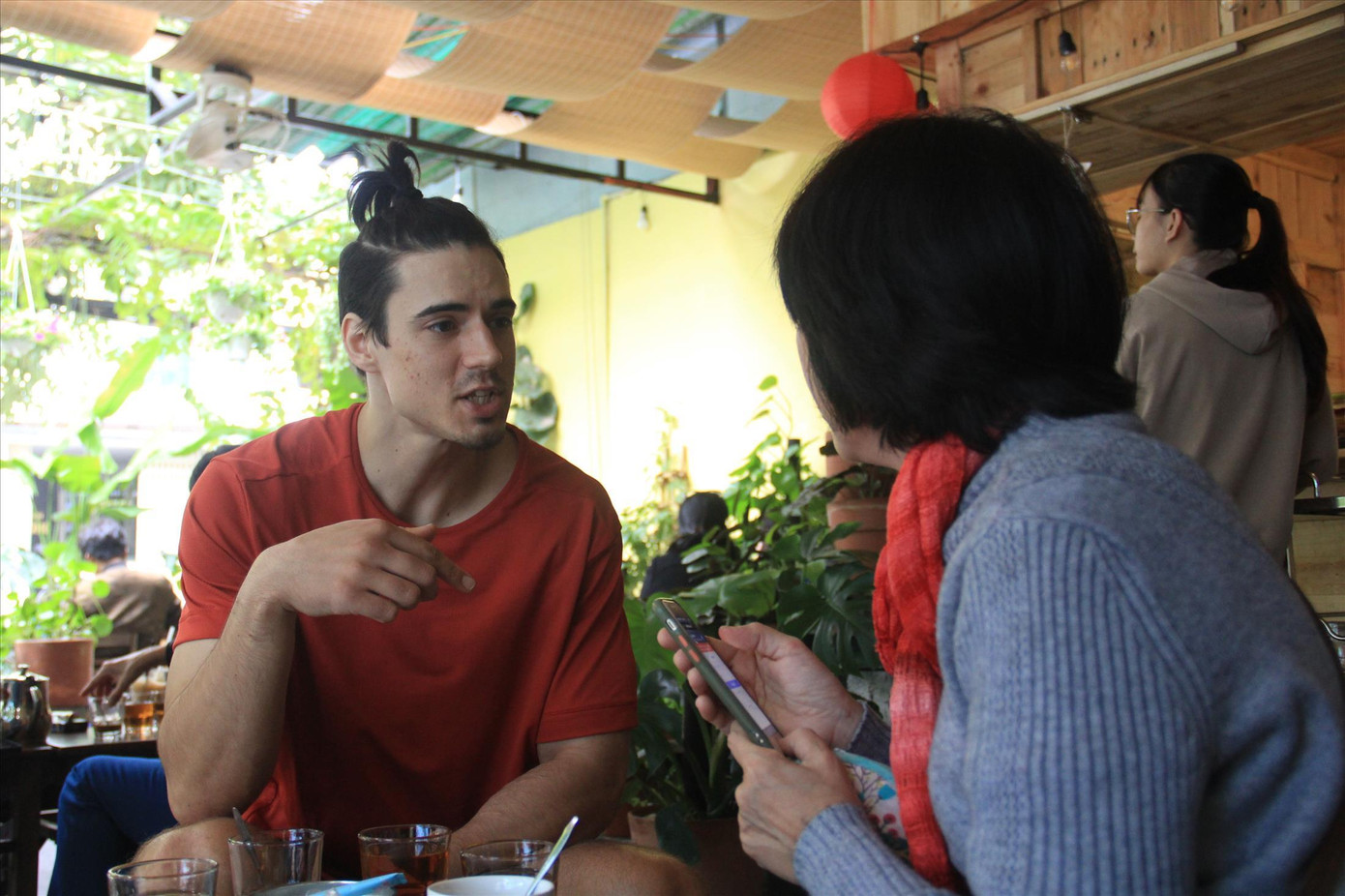 Robin nói tiếng Việt và trang bị cho mình một kỹ năng sống khá tốt khi sang Việt Nam (Ảnh: Thanh Trần).