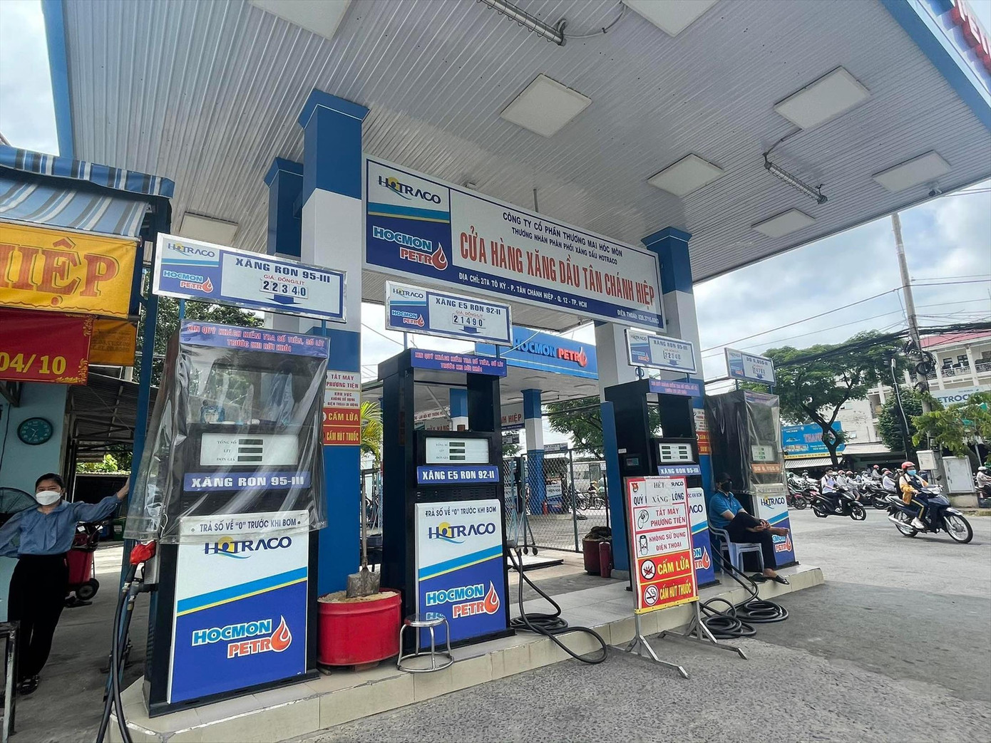 Cửa hàng xăng dầu Tân Chánh Hiệp, quận 12, TPHCM treo biển hết xăng ngày 26/10 ảnh: U.P