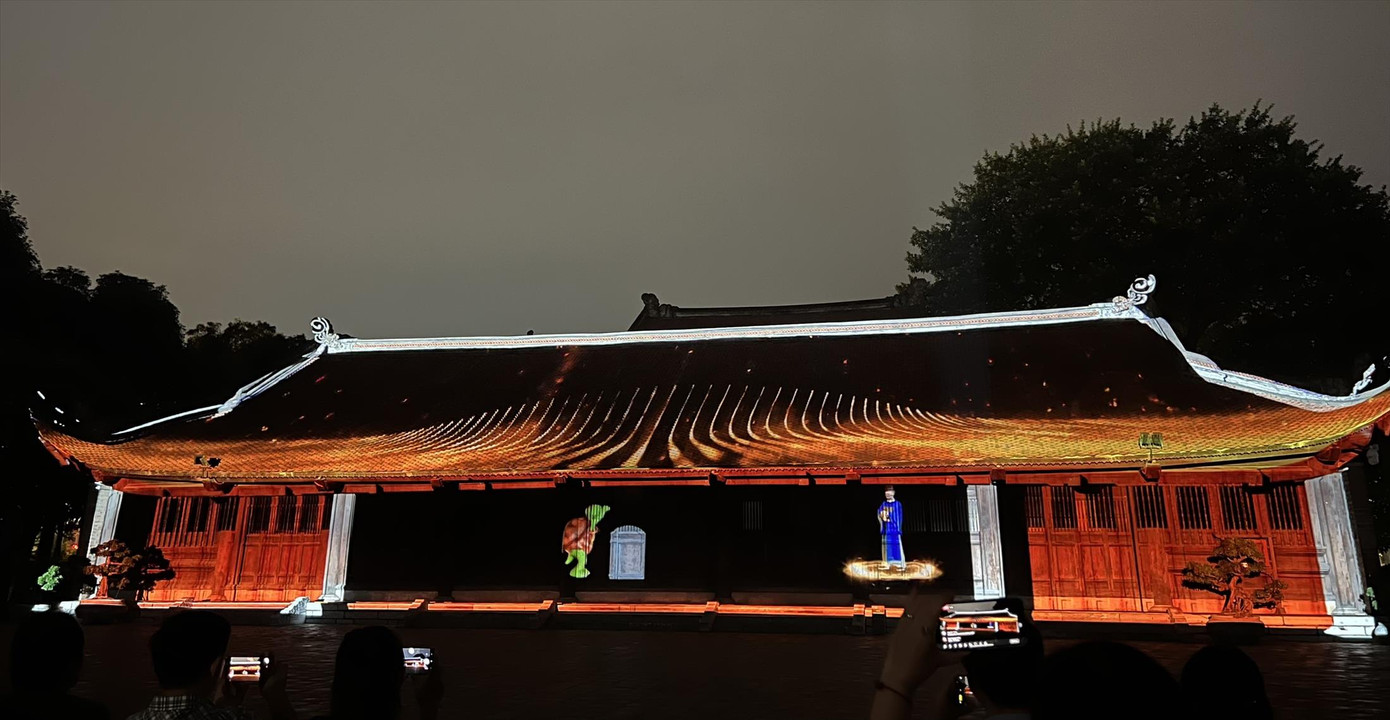 Nhiều trải nghiệm nối dài cảm xúc trong tua đêm Văn Miếu. Ảnh: Nguyên Khánh Nhiều trải nghiệm nối dài cảm xúc trong tua đêm Văn Miếu. Ảnh: Nguyên Khánh