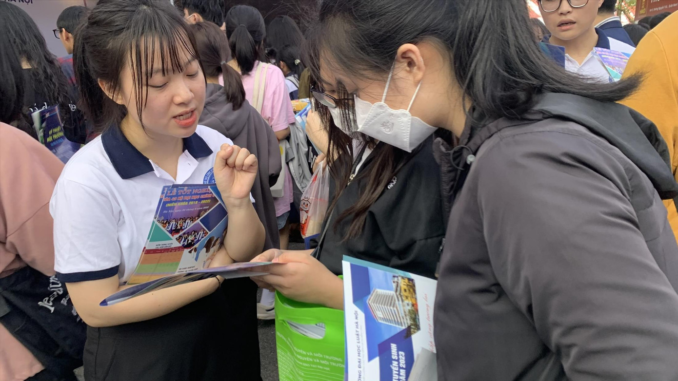 Thí sinh nên chọn ngành trước, chọn trường sau. Ảnh minh họa: Nghiêm Huê Thí sinh nên chọn ngành trước, chọn trường sau. Ảnh minh họa: Nghiêm Huê