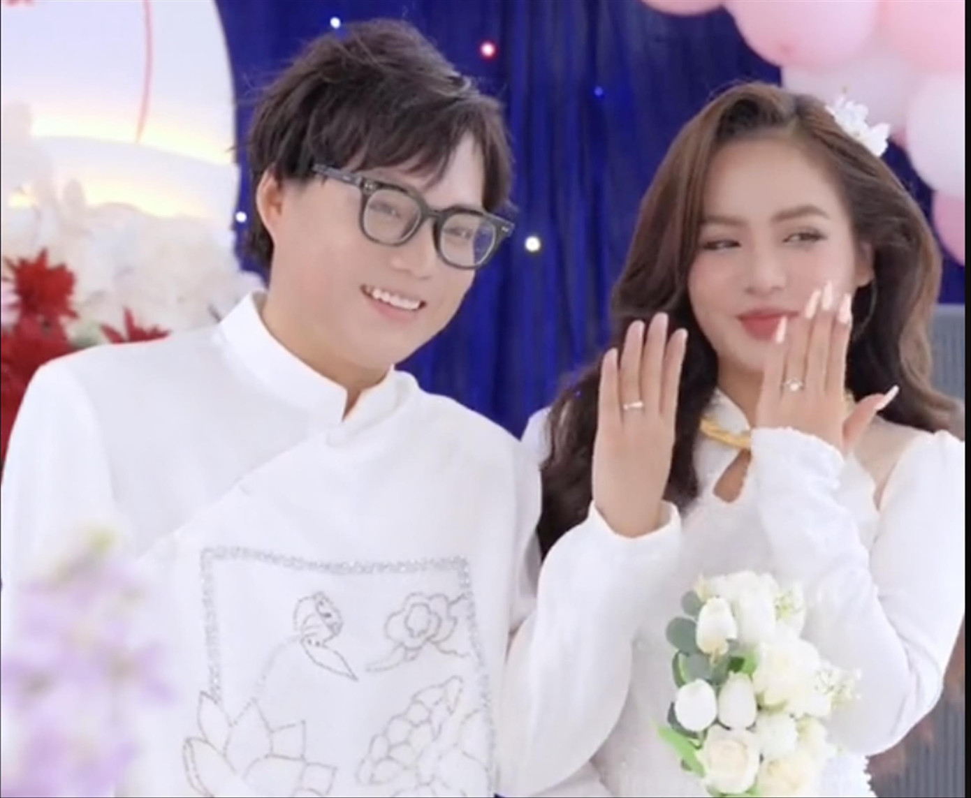 TikToker Phạm Thoại lấy chuyện kết hôn thành nội dung trò đùa Cá tháng Tư nhận về nhiều chỉ trích. TikToker Phạm Thoại lấy chuyện kết hôn thành nội dung trò đùa Cá tháng Tư nhận về nhiều chỉ trích.