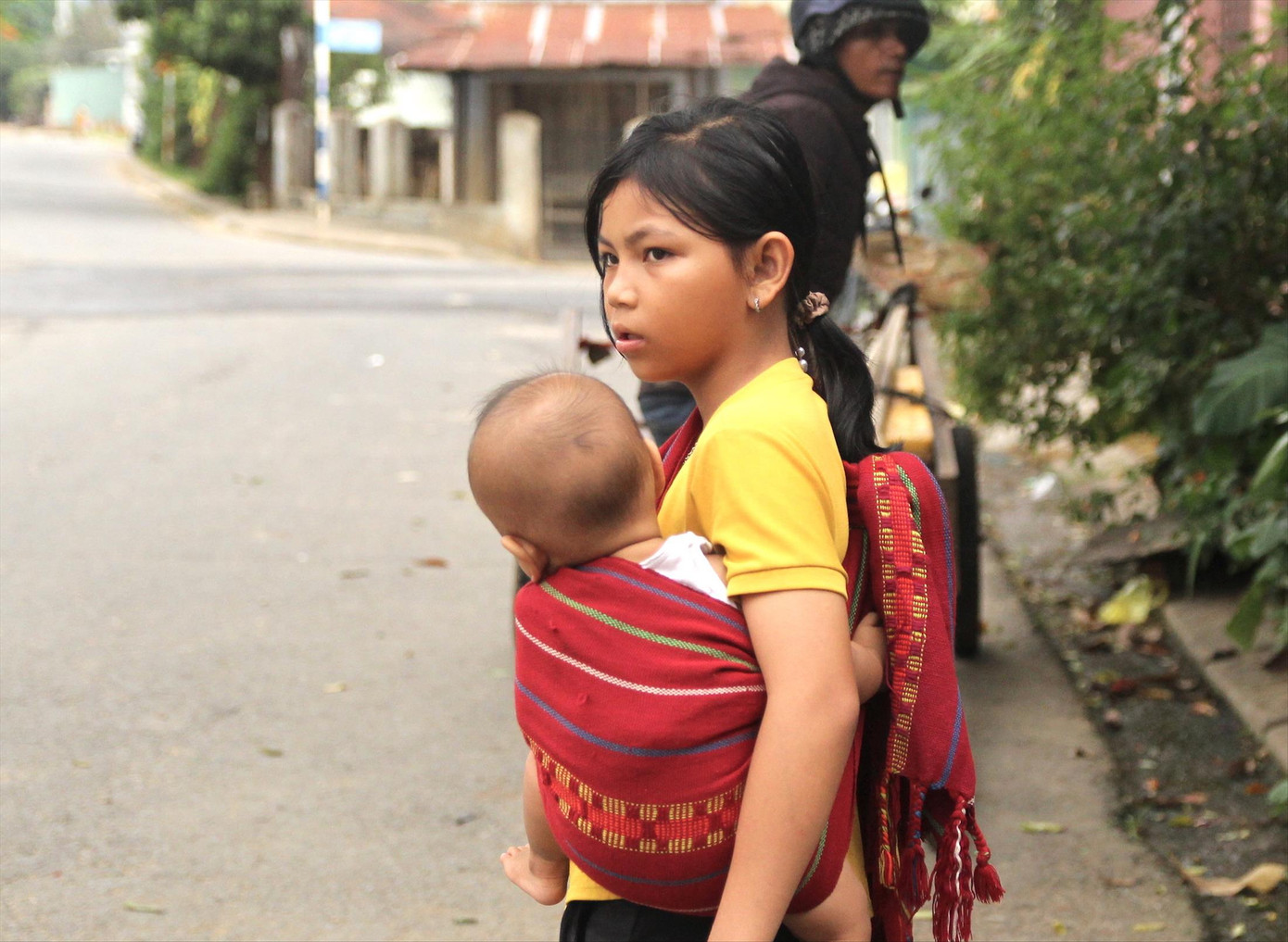 Những đứa trẻ bồng bế em Những đứa trẻ bồng bế em