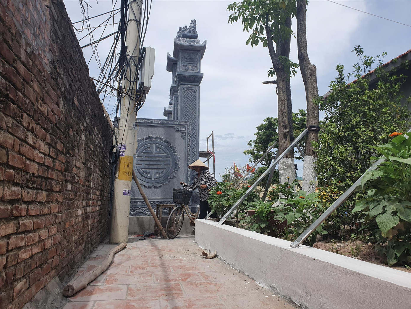 Xây dựng cảnh quan đình làng bịt lối đi lại của người dân Xây dựng cảnh quan đình làng bịt lối đi lại của người dân