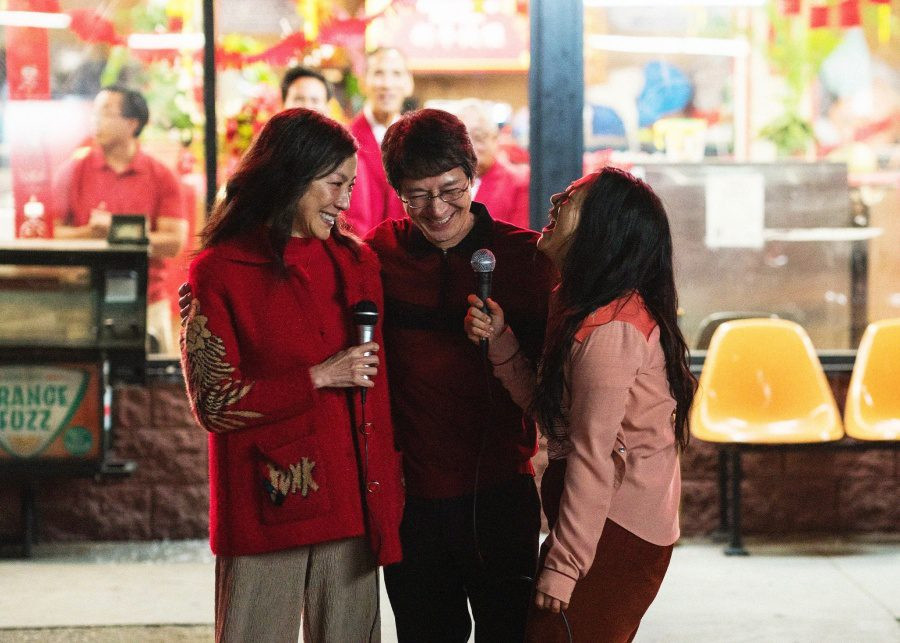 Everything Everywhere All at Once còn là bộ phim về xung đột thế hệ giữa mẹ và con gái người Mỹ gốc Á