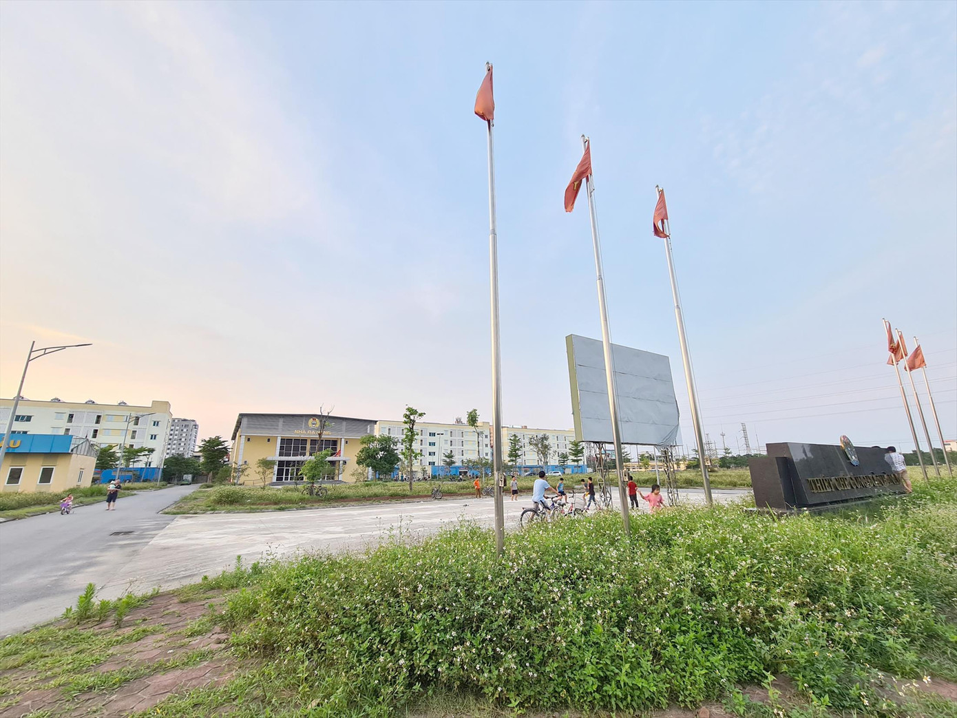 Nhà ở cho công nhân trong Khu thiết chế công đoàn tỉnh Hà Nam, mới xong giai đoạn 1, mặt bằng cho giai đoạn 2 đã sẵn sàng để tìm nhà đầu tư Ảnh: Phạm Thanh