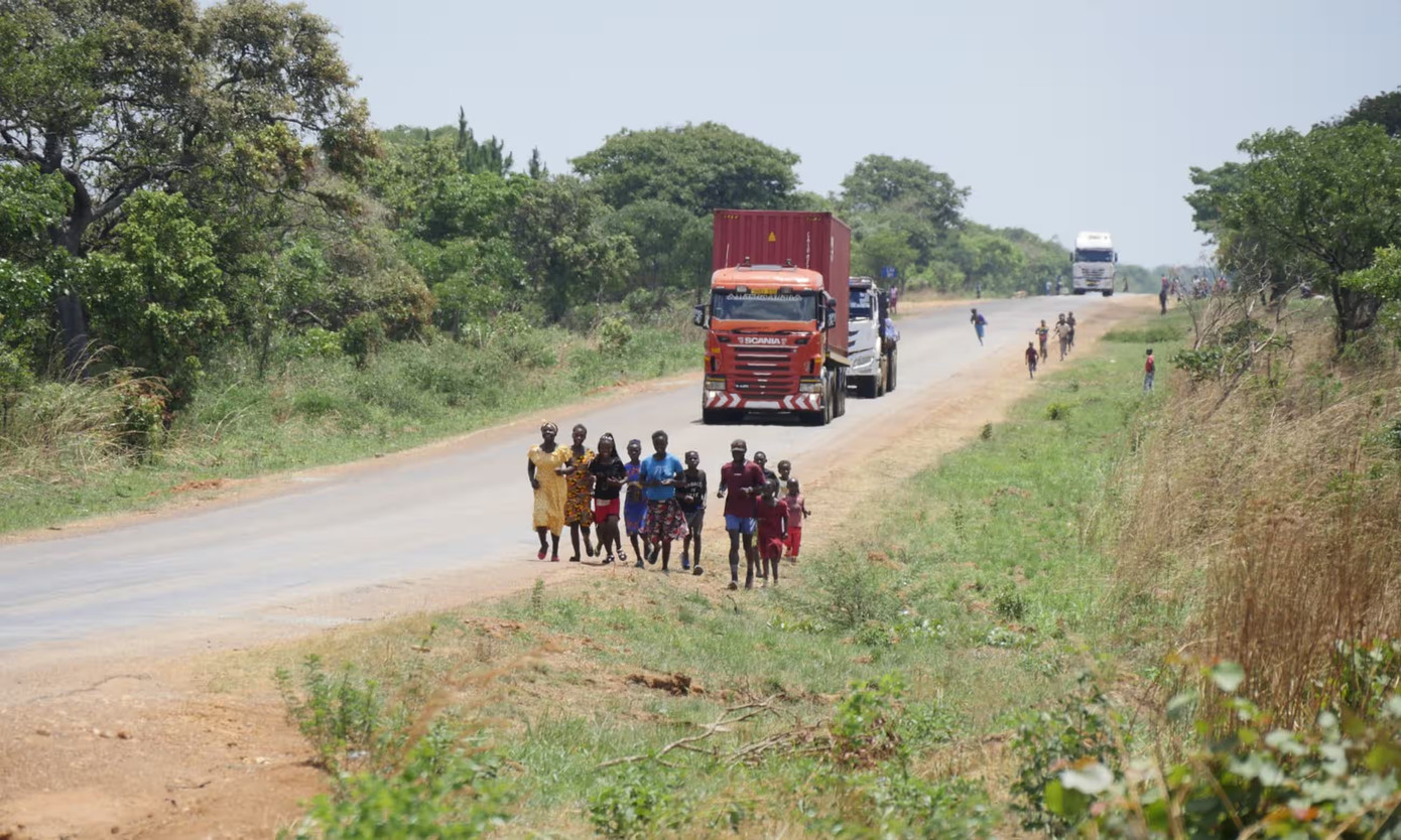 Trẻ em địa phương chạy cùng anh Kato qua Zambia.
