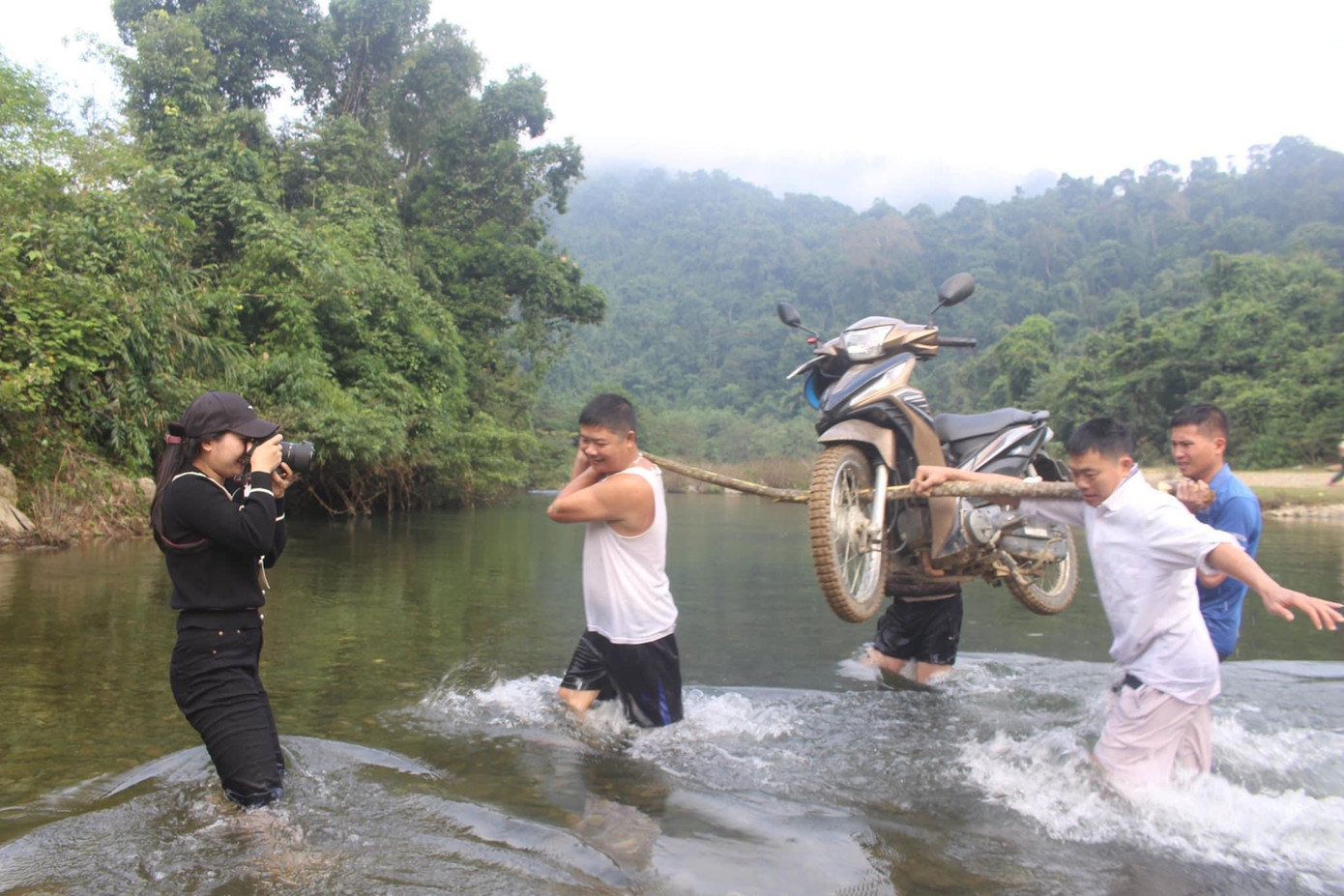 Tác giả tác nghiệp ở huyện miền núi Nghệ An