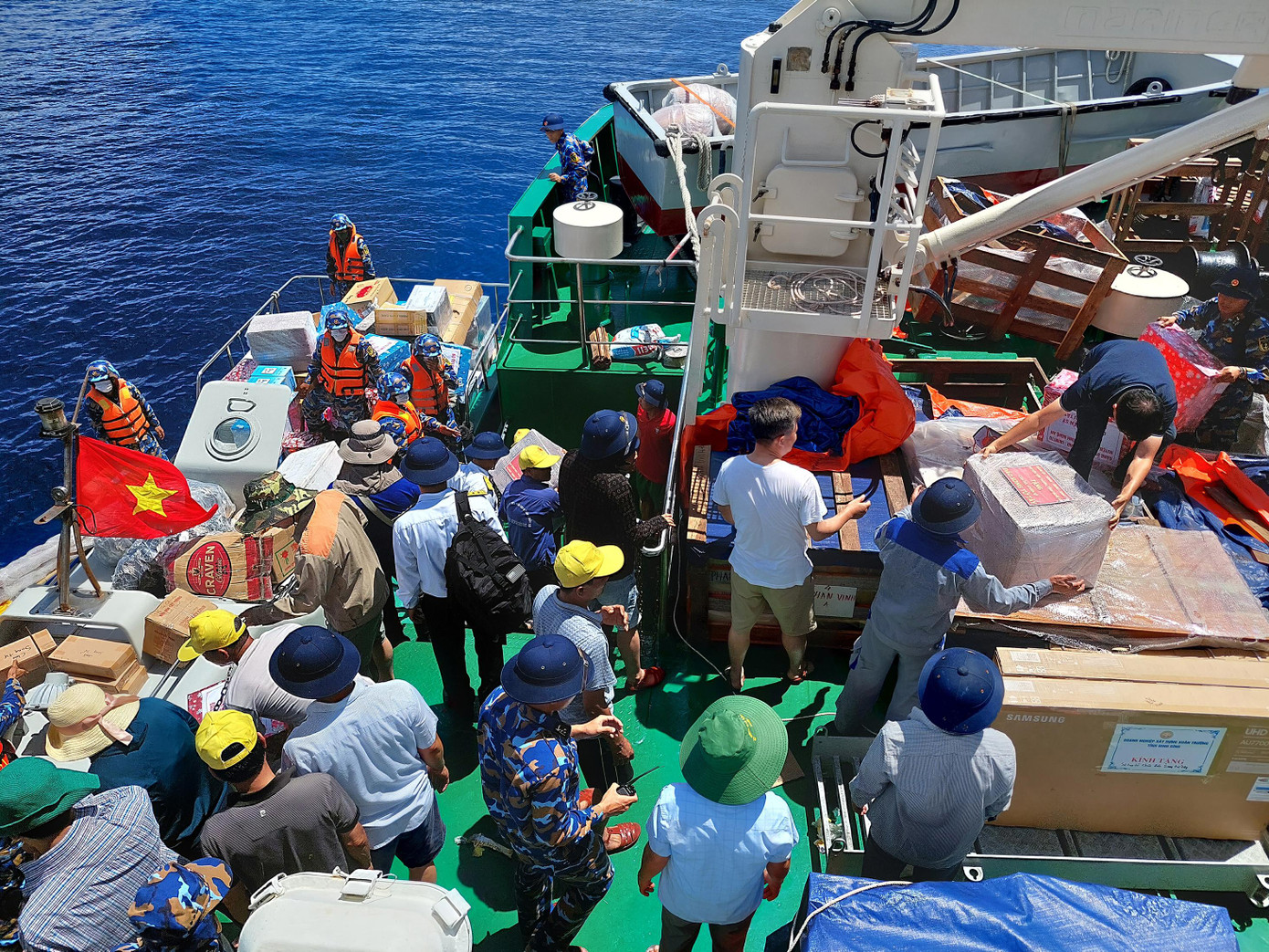 Chuyển hàng và quà của các doanh nghiệp, địa phương tặng các đảo Trường Sa. Ảnh: Trần Tuấn Chuyển hàng và quà của các doanh nghiệp, địa phương tặng các đảo Trường Sa. Ảnh: Trần Tuấn