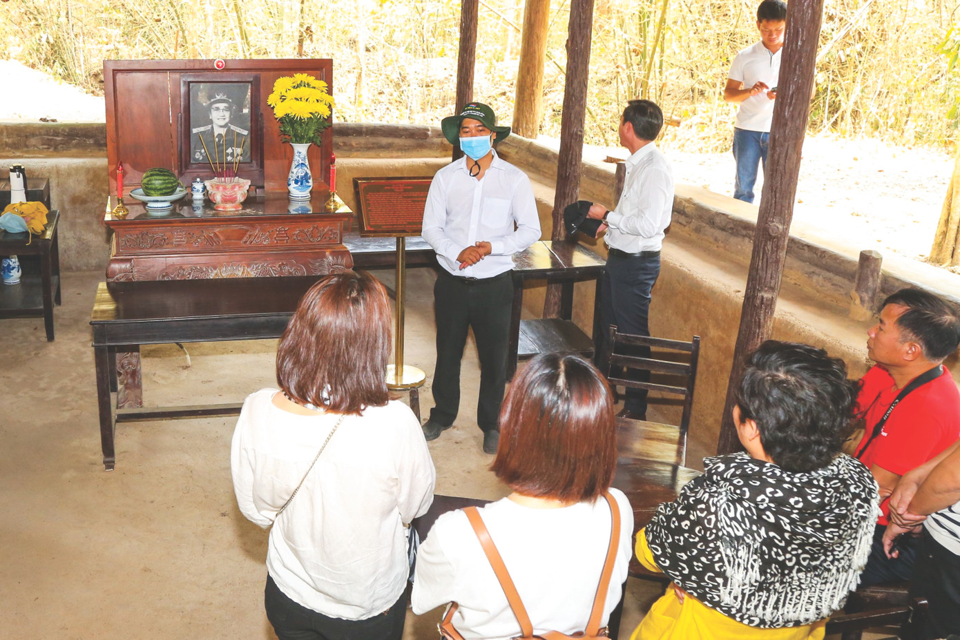 Du khách nghe chuyện tại căn nhà bà Nguyễn Thị Định từng ở thuộc Căn cứ Tà Thiết