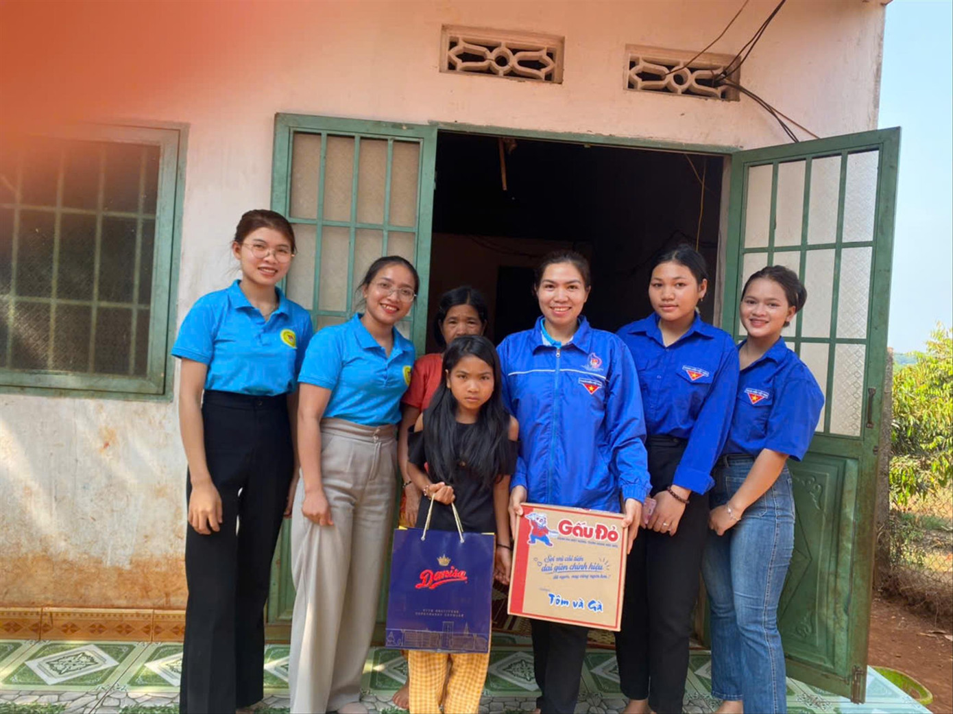 Chị Rơ Châm Byich (thứ 3, từ phải qua) cùng đoàn viên, thanh niên tặng quà em Rơ Châm Thoa Chị Rơ Châm Byich (thứ 3, từ phải qua) cùng đoàn viên, thanh niên tặng quà em Rơ Châm Thoa