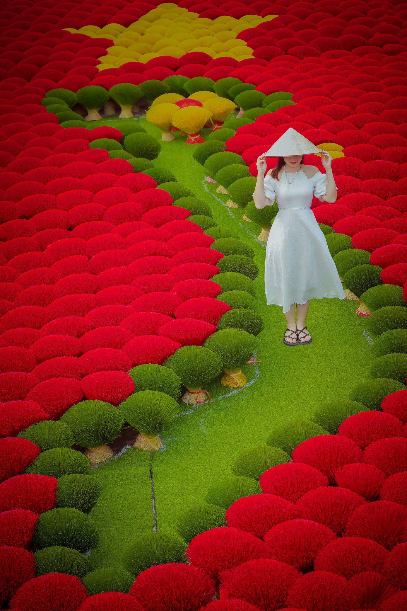 Người làng Phú Cầu tạo hình chân hương để lấy chỗ check in cho du khách Người làng Phú Cầu tạo hình chân hương để lấy chỗ check in cho du khách