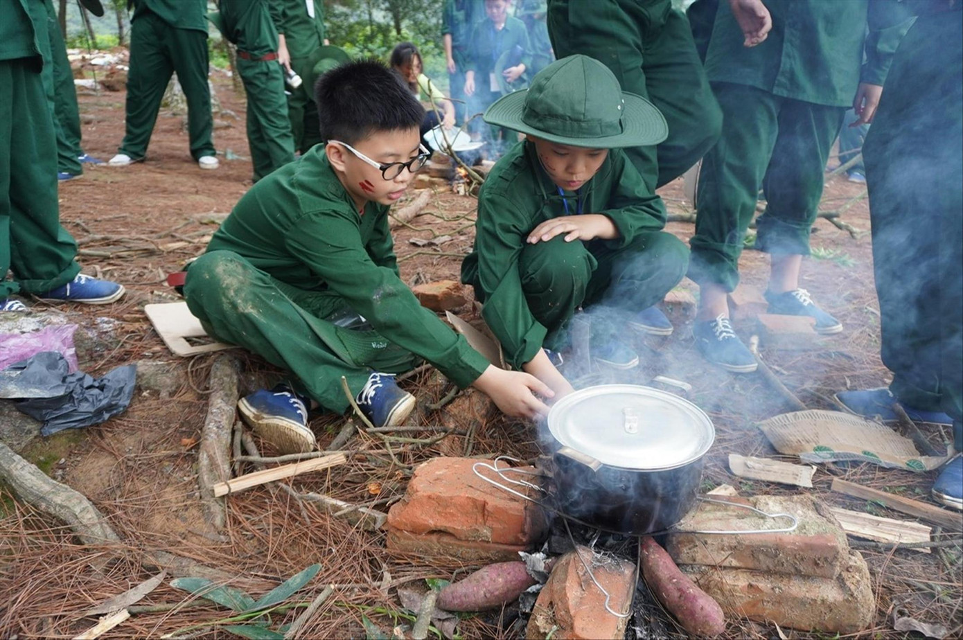 “Chiến sĩ nhí” nấu ăn trên đường hành quân xuyên rừng “Chiến sĩ nhí” nấu ăn trên đường hành quân xuyên rừng