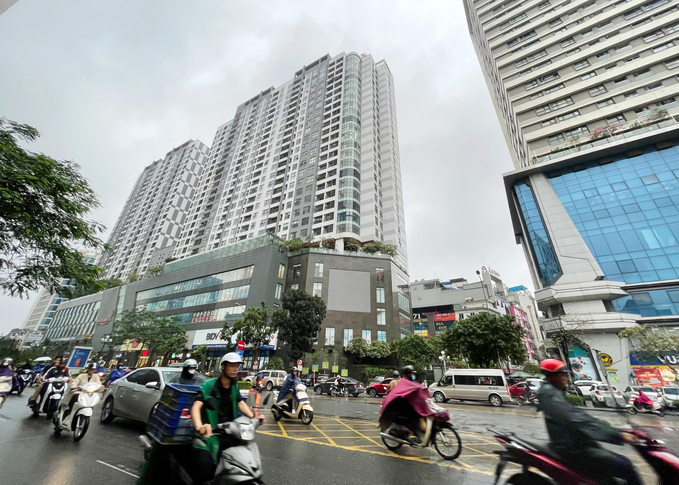 Nhà cao tầng “siêu mỏng” ở đầu đường Lê Văn Lương