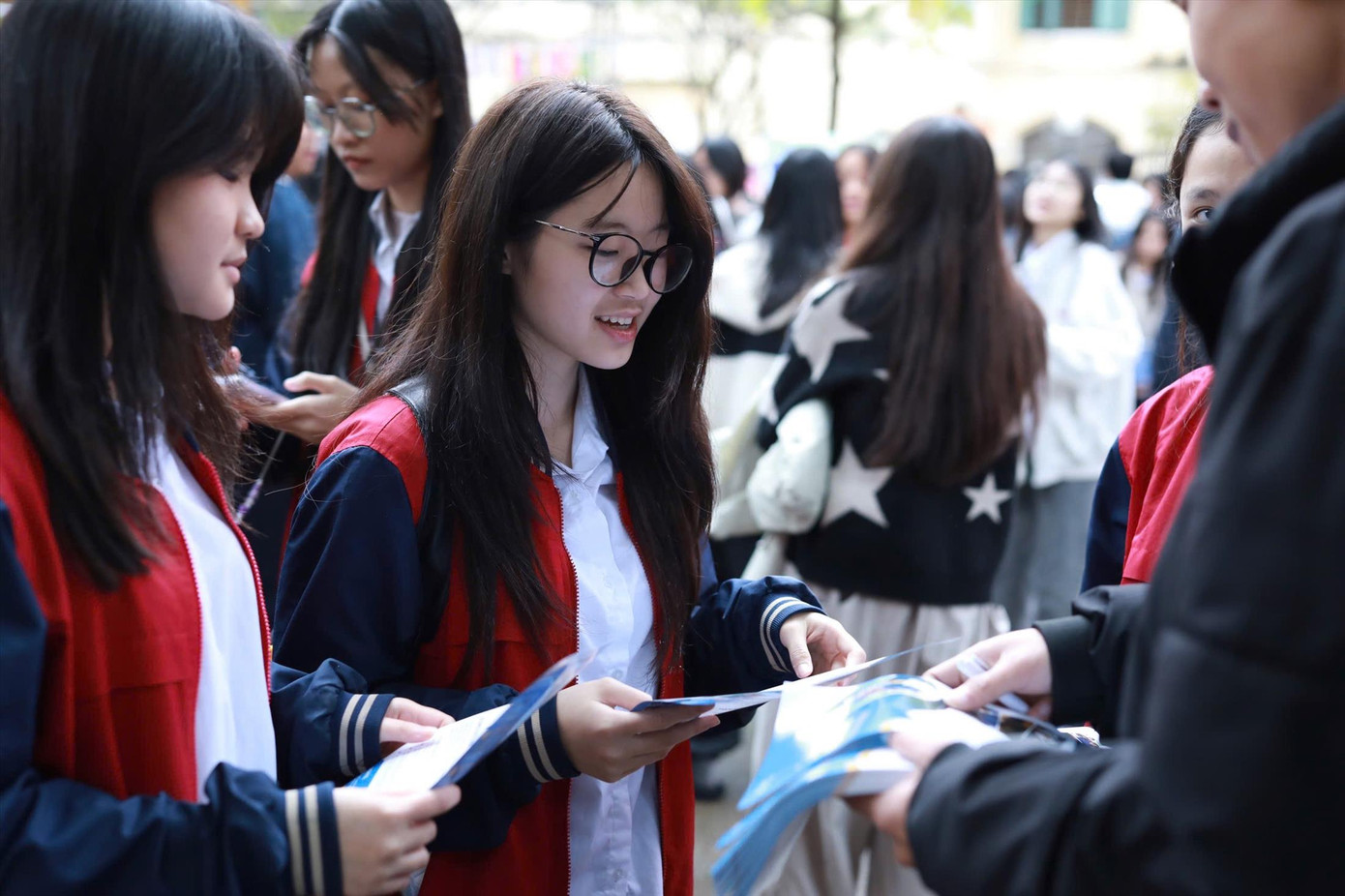 Học sinh tìm hiểu thông tin tuyển sinh tại Ngày hội tự tin vào lớp 10 Ảnh: DANH KHANG Học sinh tìm hiểu thông tin tuyển sinh tại Ngày hội tự tin vào lớp 10 Ảnh: DANH KHANG