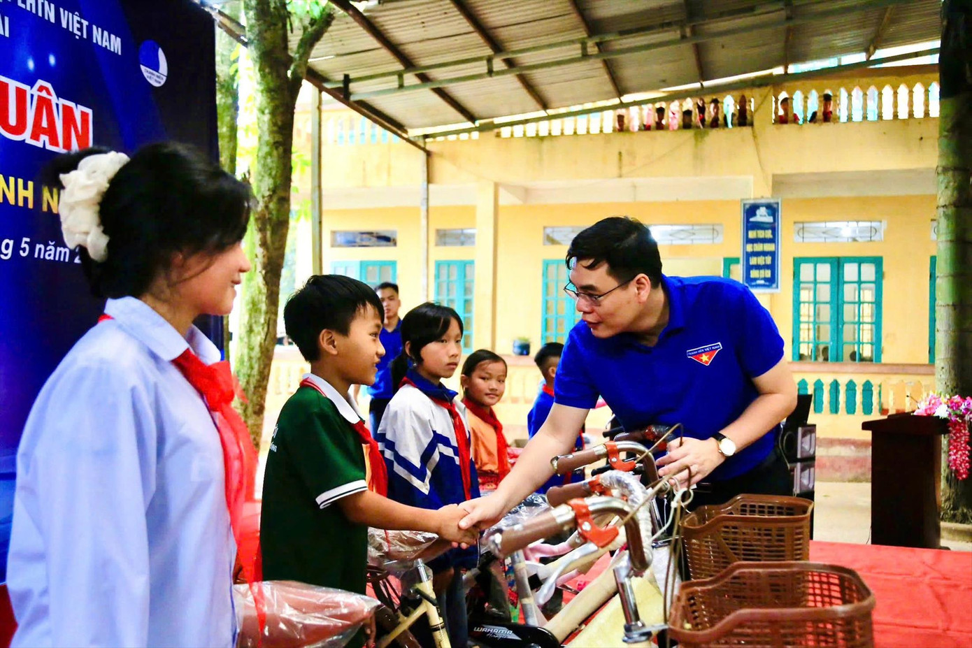 Đại diện Tỉnh Đoàn Yên Bái tặng xe đạp cho thiếu nhi có hoàn cảnh khó khăn tại Lễ ra quân Chiến dịch Thanh niên tình nguyện Hè 2025.
