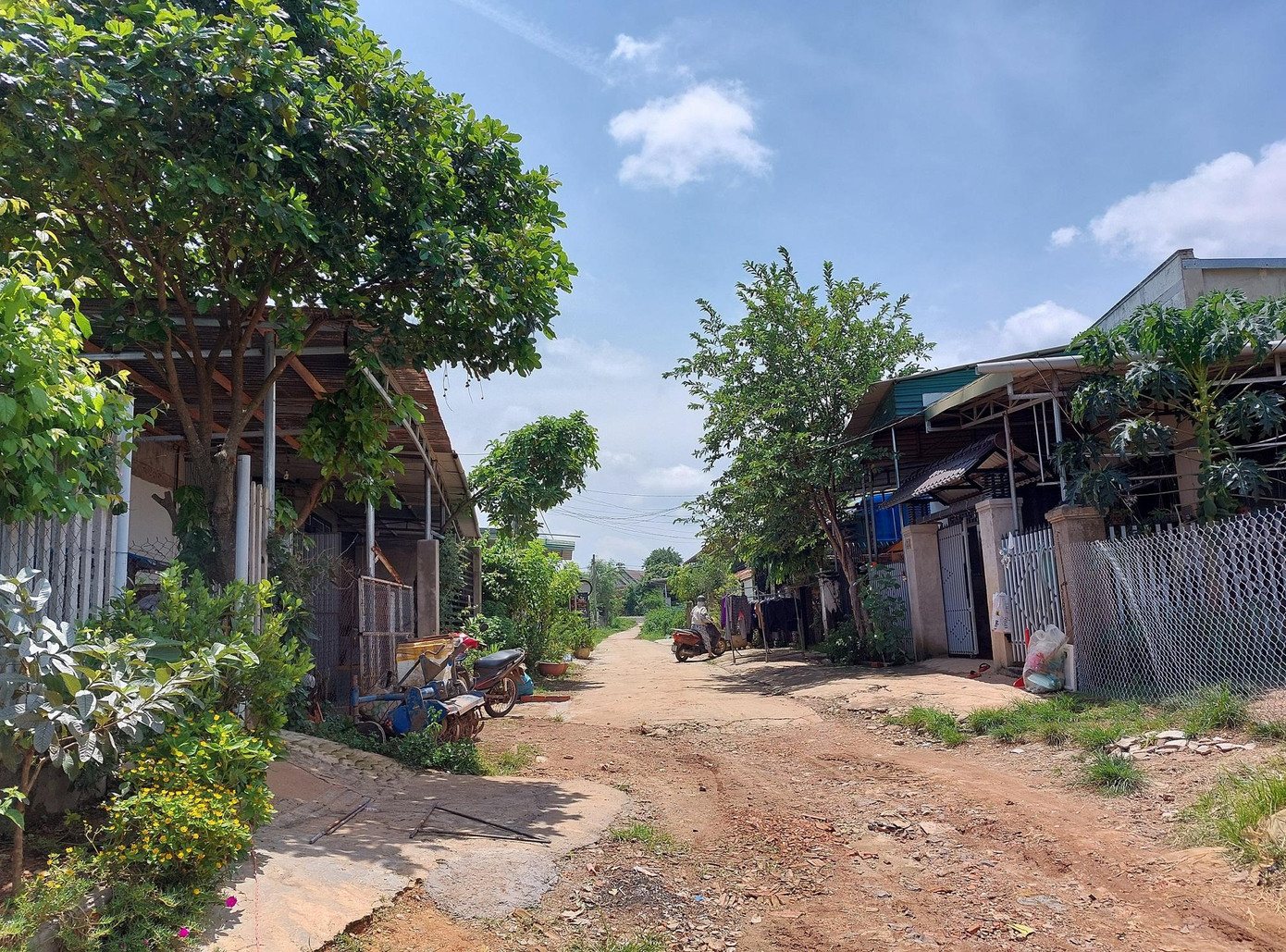 Xóm chài người Huế bên dòng sông Krông Ana Xóm chài người Huế bên dòng sông Krông Ana