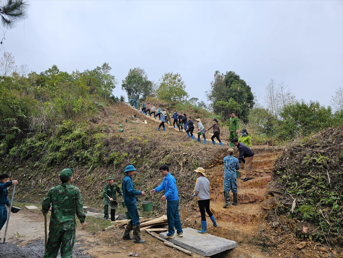 Chiến sỹ Biên phòng và nhân dân làm đường lên mốc biên giới Ảnh: Duy Chiến