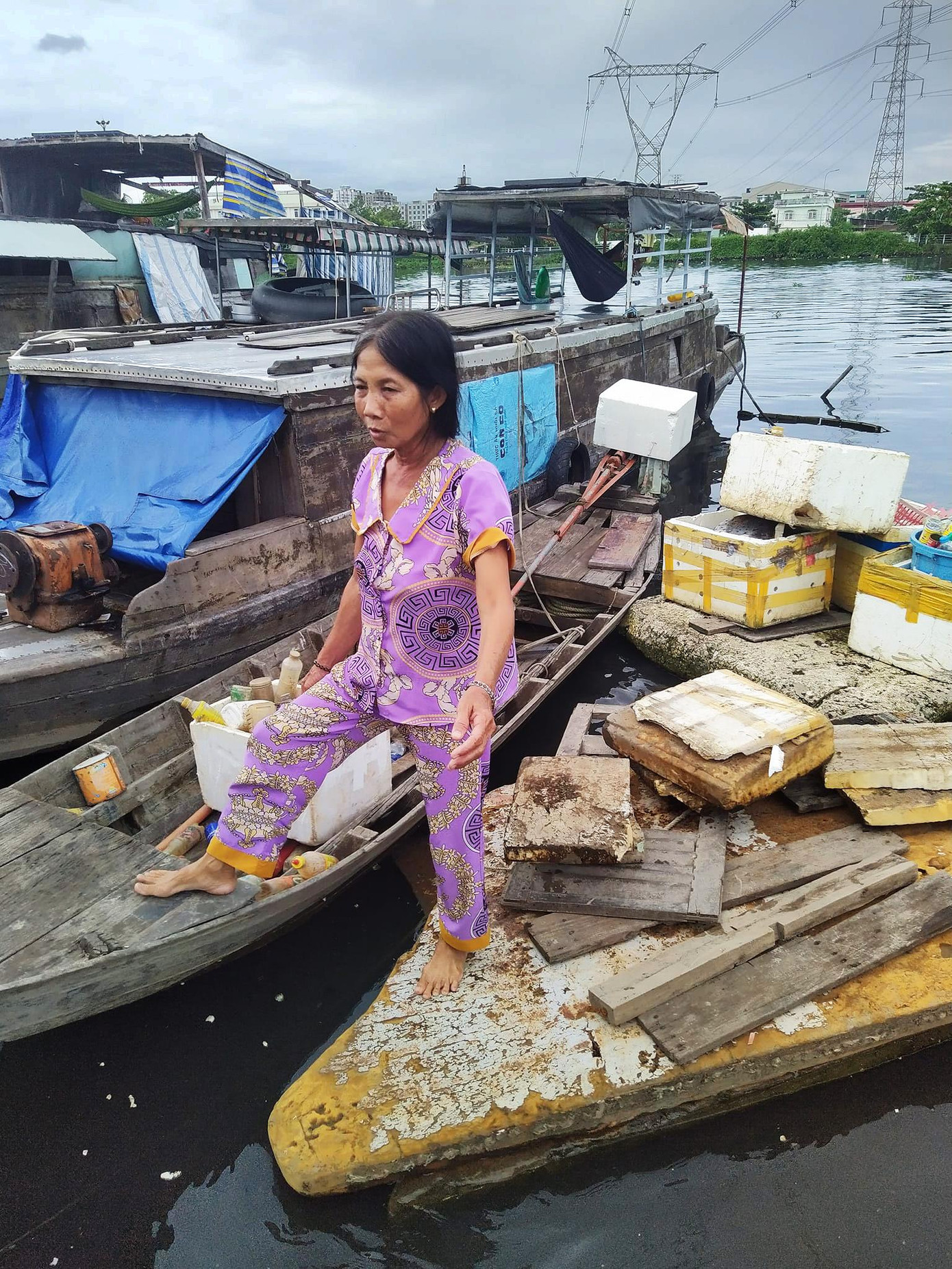 Mưu sinh bằng nghề lượm rác trên sôngẢnh: Trần Nguyễn Anh