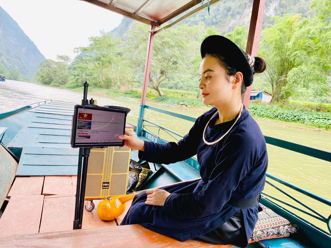 Chị Xuân sử dụng máy tính bảng quảng bá du lịch hồ Ba Bể tới du khách. Chị Xuân sử dụng máy tính bảng quảng bá du lịch hồ Ba Bể tới du khách.