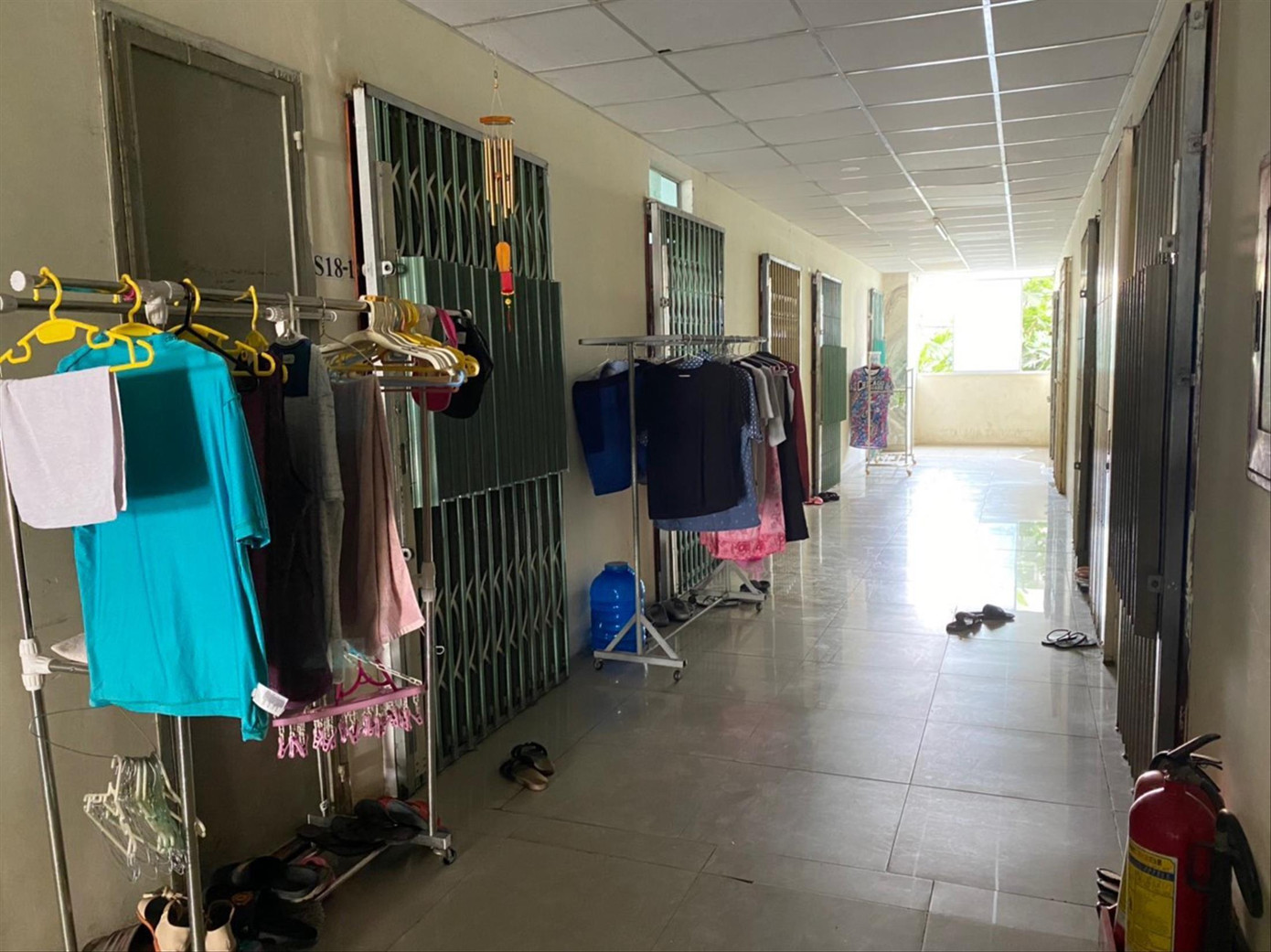 Cư dân sau khi mua căn hộ bị “chẻ” nhỏ tại chung cư Khang Gia Tân Hương phải phơi quần áo ở cả hành lang Cư dân sau khi mua căn hộ bị “chẻ” nhỏ tại chung cư Khang Gia Tân Hương phải phơi quần áo ở cả hành lang