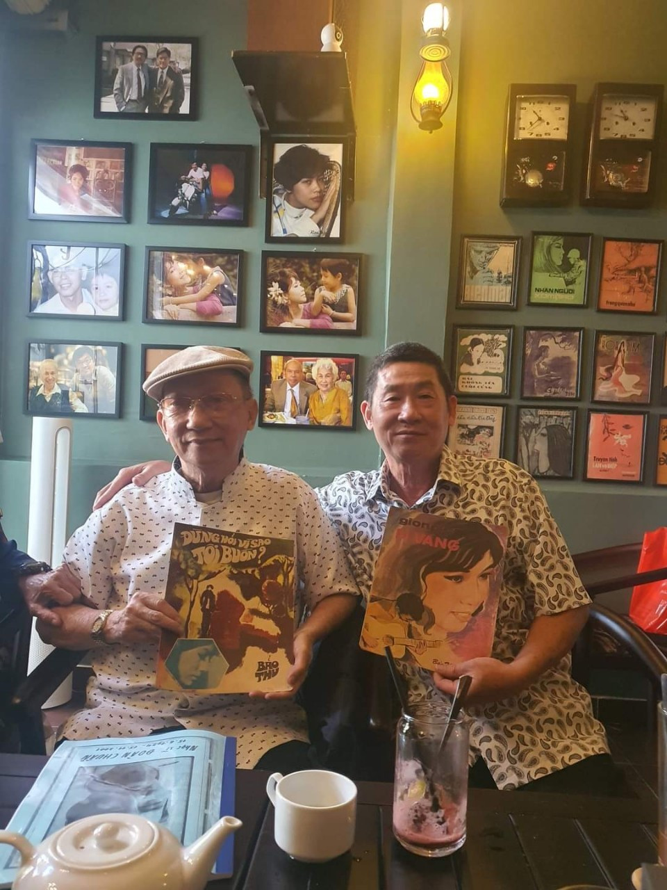 Tác giả “Giọng ca dĩ vãng”, nhạc sĩ Bảo Thu (trái) và nhà sưu tập Phương Chánh Hùng Tác giả “Giọng ca dĩ vãng”, nhạc sĩ Bảo Thu (trái) và nhà sưu tập Phương Chánh Hùng