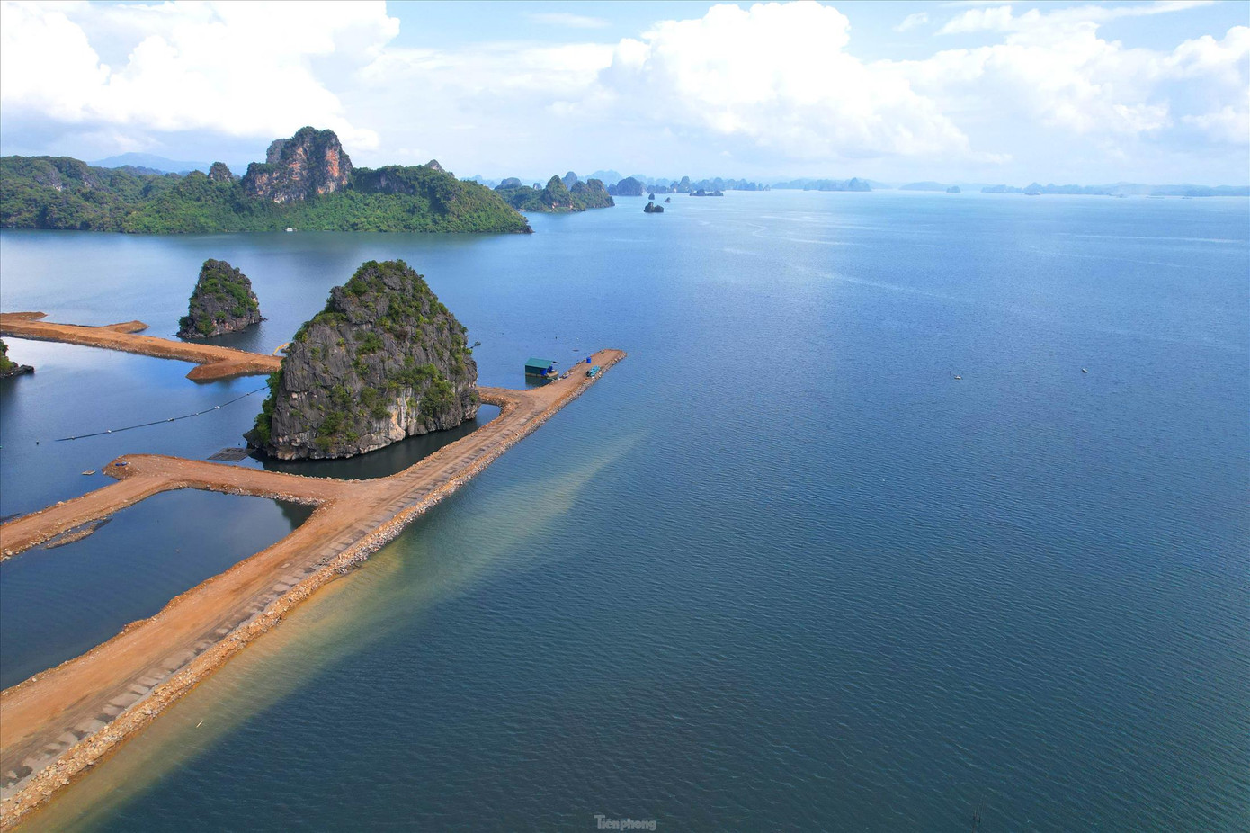 Một phần di sản vịnh Hạ Long bị quây làm”hòn non bộ” khiến nhiều chuyên gia về di sản bức xúc. Ảnh: Hoàng Dương Một phần di sản vịnh Hạ Long bị quây làm”hòn non bộ” khiến nhiều chuyên gia về di sản bức xúc. Ảnh: Hoàng Dương