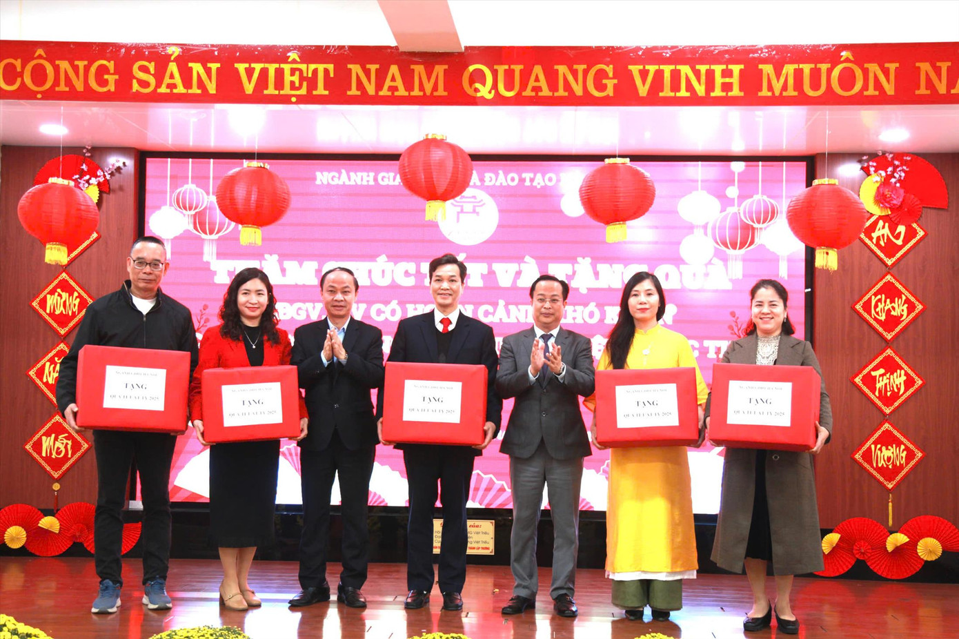 Ngành Giáo dục Hà Nội tặng quà Tết cho giáo viên khó khăn. Ảnh: H.H Ngành Giáo dục Hà Nội tặng quà Tết cho giáo viên khó khăn. Ảnh: H.H