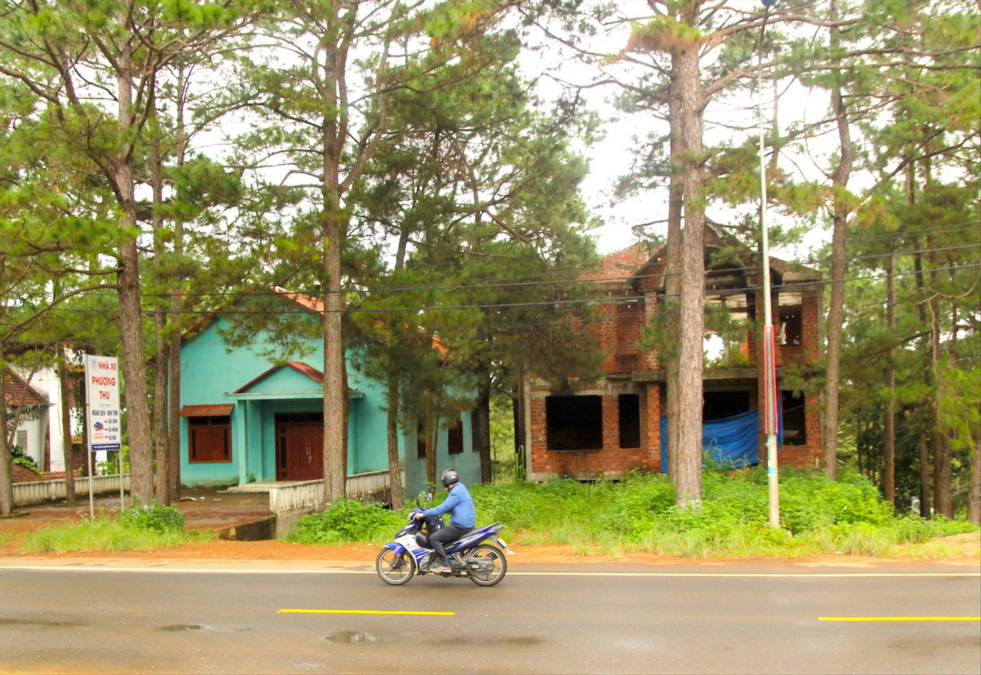 Các biệt thự bị bỏ hoang nhiều năm chưa được xây dựng lại gây mất mỹ quan