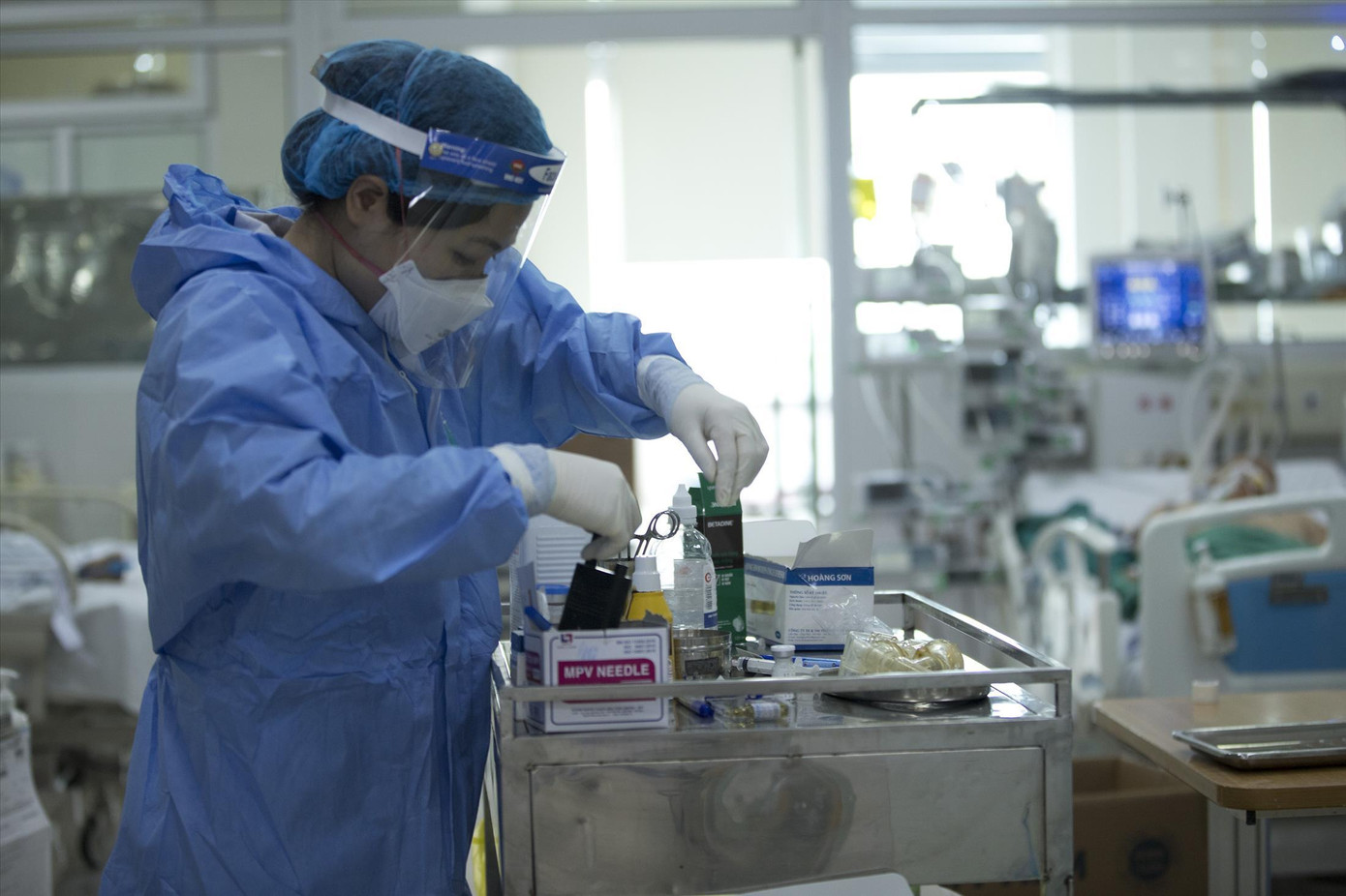 Chuẩn bị thuốc cho bệnh nhân COVID-19 nặng. Ảnh: Thái Hà