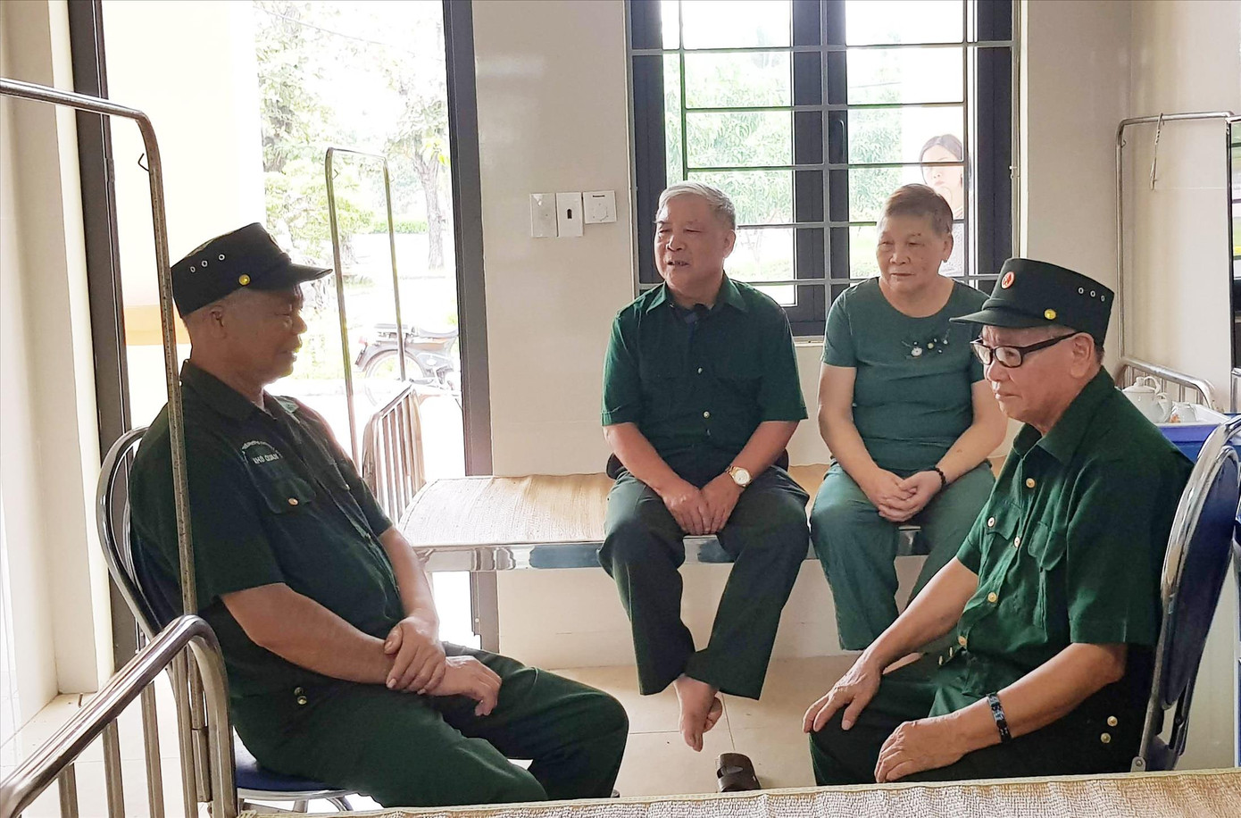 CCB Nguyễn Văn Đãi (bìa phải) cùng một số CCB - thương binh đang điều dưỡng tại Trung tâm Điều dưỡng thương binh Nho Quan