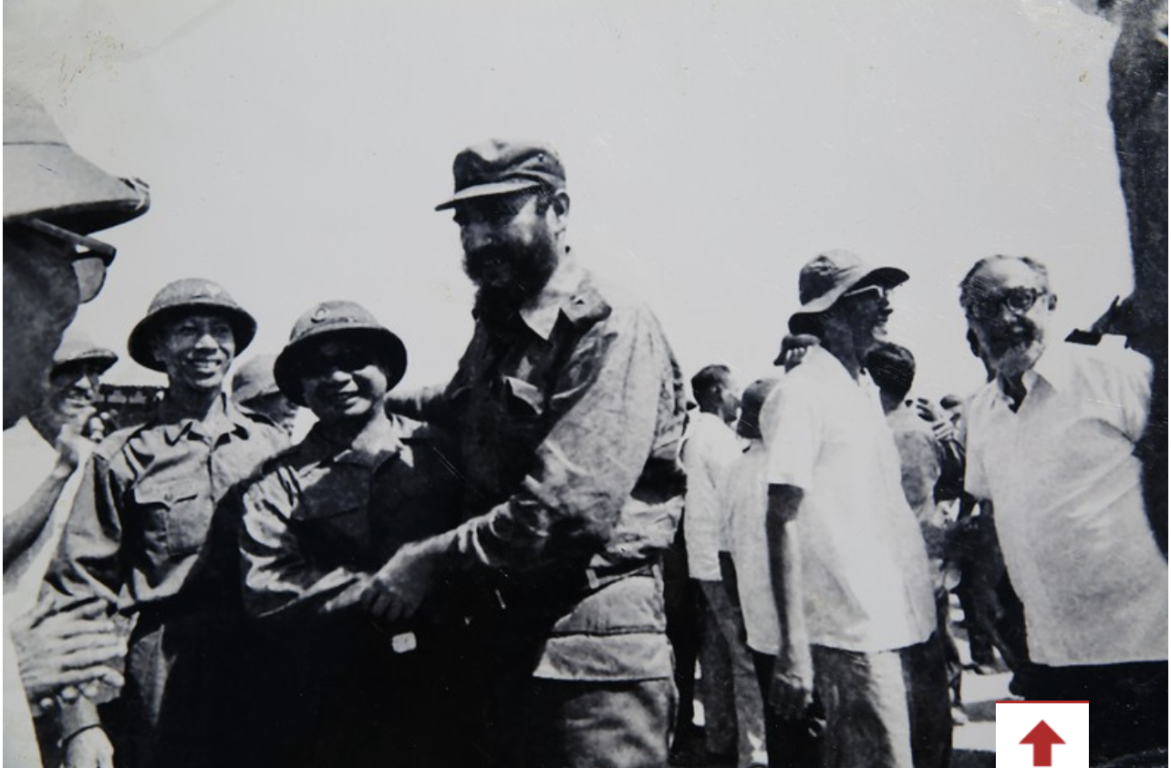 Trung tướng Trần Nam Trung, Bộ trưởng Quốc phòng Chính phủ Cách mạng lâm thời Cộng hòa miền Nam Việt Nam đón Chủ tịch Cuba Fidel Castro ẢNH: SỸ SÔ