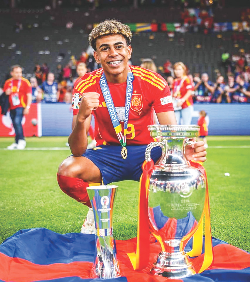 Yamal bên chiếc Cúp EURO 2024 và giải thưởng Cầu thủ trẻ xuất sắc nhất giải. Ảnh: Getty Images Yamal bên chiếc Cúp EURO 2024 và giải thưởng Cầu thủ trẻ xuất sắc nhất giải. Ảnh: Getty Images