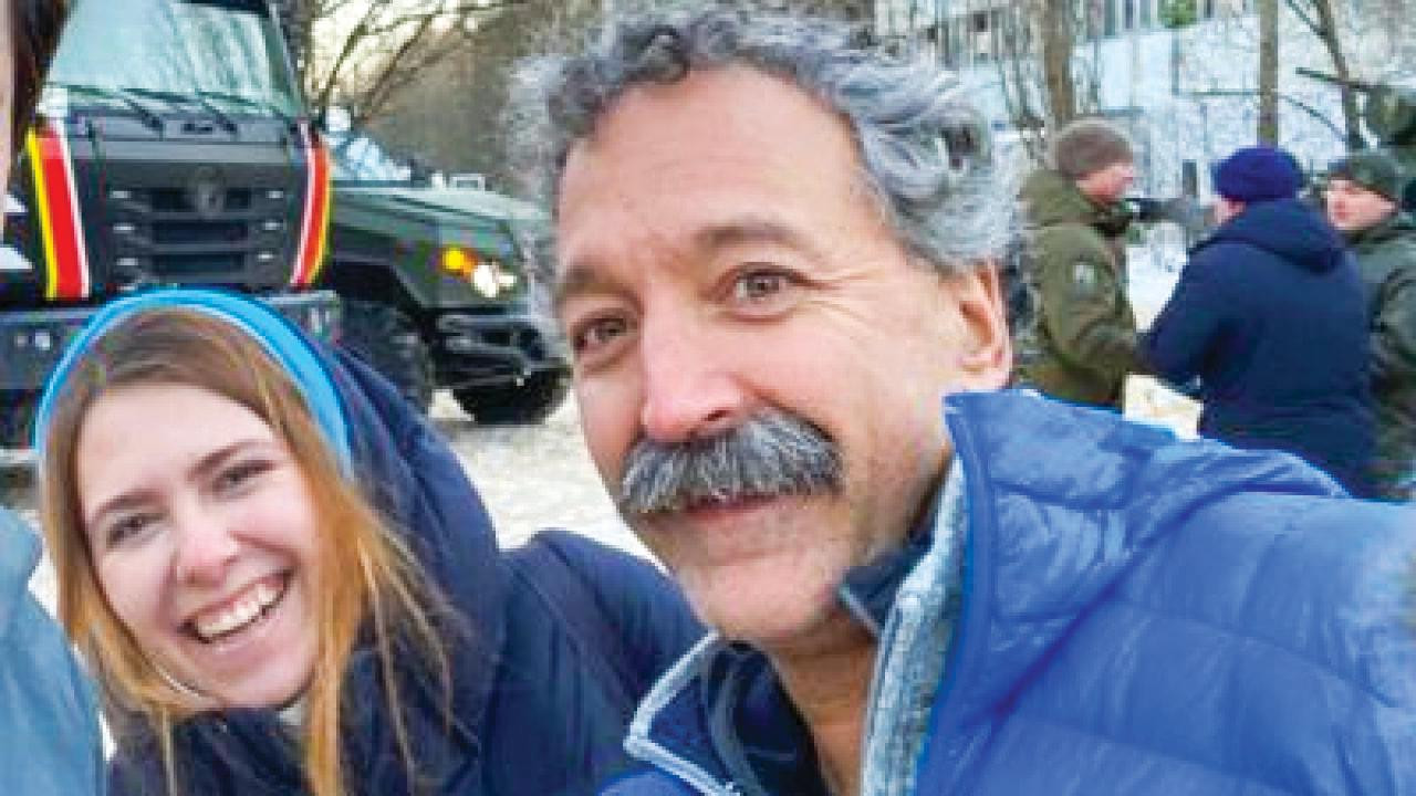 Nhà quay phim Pierre Zakrzewski (phải) và nhà sản xuất Oleksandra Kuvshynova (trái) thiệt mạng khi xe chở họ trúng đạn hôm 14/3 ở ngoại ô Kiev. Nguồn: The Media Line