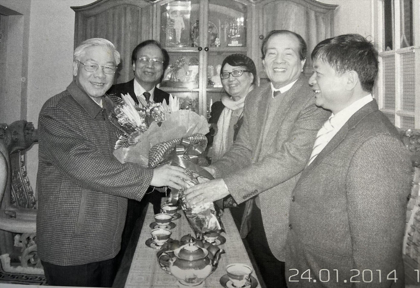 NSND Lê Tiến Thọ (trái), nhạc sĩ Đỗ Hồng Quân (phải - trên), nhà thơ Hữu Thỉnh (phải - dưới) tại nhà riêng của Tổng Bí thư Nguyễn Phú Trọng.