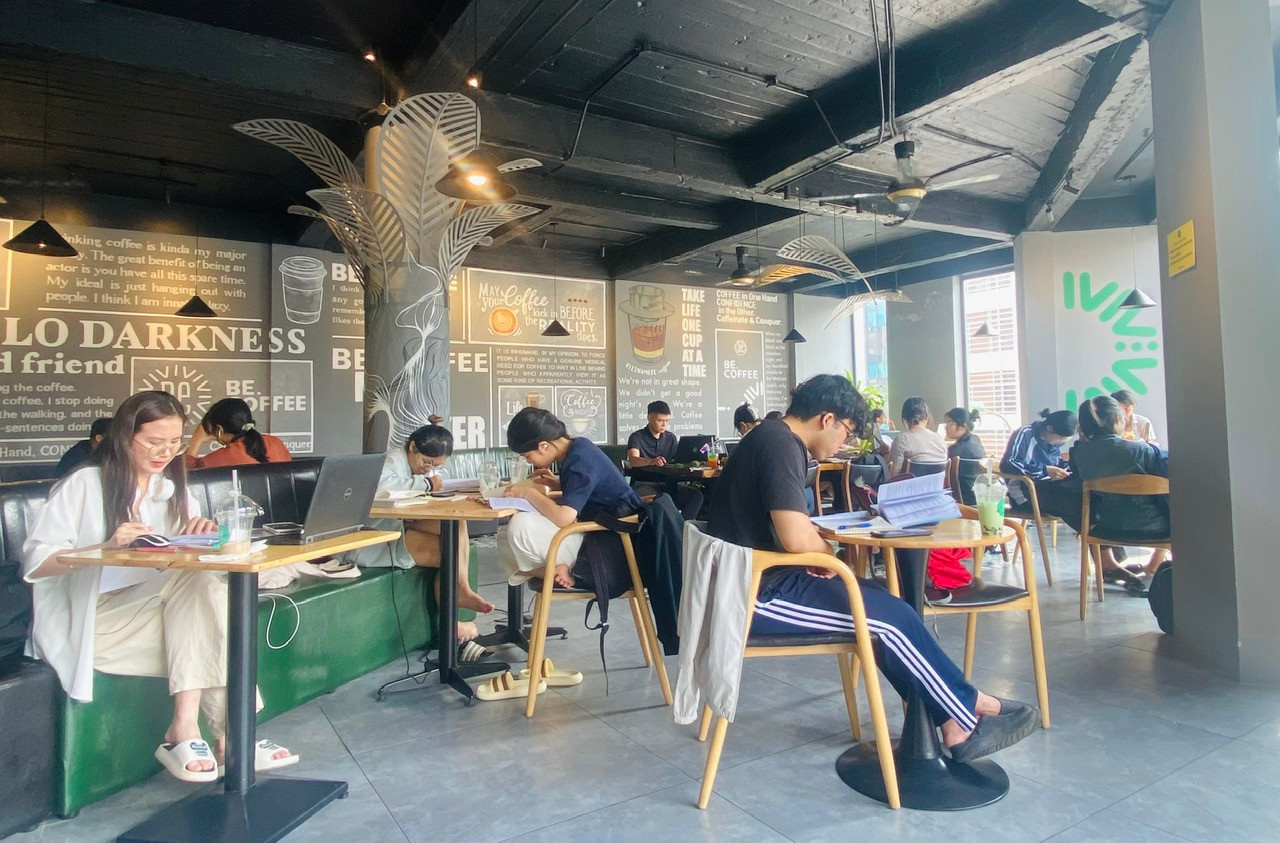 Người trẻ cần vững bản sắc để không bị đồng hoá bởi mạng xã hội, AI. Người trẻ cần vững bản sắc để không bị đồng hoá bởi mạng xã hội, AI.