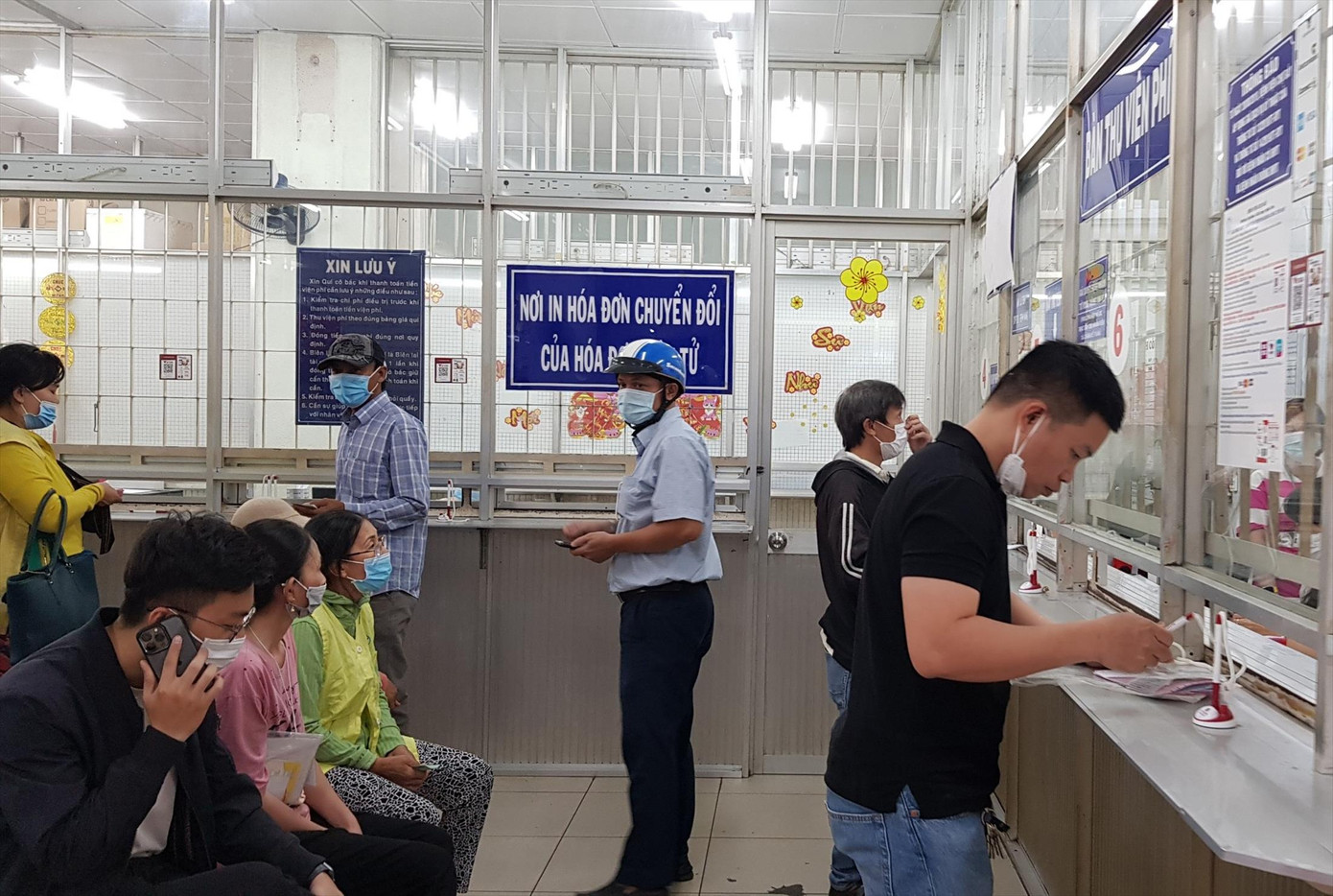 Nhiều phụ huynh sau khi nhận điện thoại từ “thầy giáo” hoảng hốt đến bệnh viện tìm con. Ảnh: Vân Sơn Nhiều phụ huynh sau khi nhận điện thoại từ “thầy giáo” hoảng hốt đến bệnh viện tìm con. Ảnh: Vân Sơn