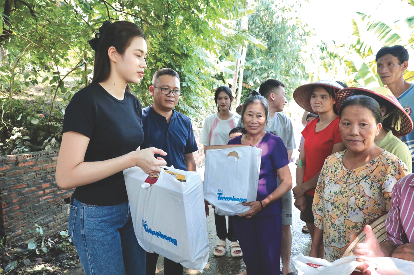 Hoa hậu Đỗ Thị Hà tặng quà cho các hộ dân khó khăn ở vùng lũ Sơn Dương, Tuyên Quang Ảnh: Nguyễn Hải
