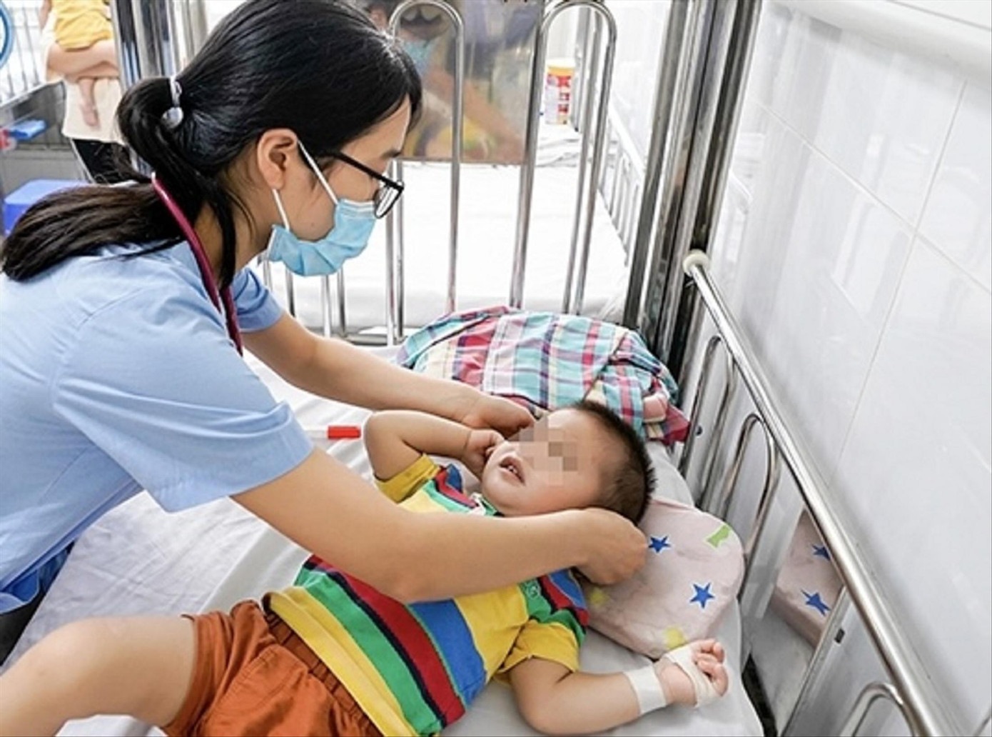 Bệnh nhi mắc bệnh tay chân miệng điều trị tại Bệnh viện Nhi Trung ương Bệnh nhi mắc bệnh tay chân miệng điều trị tại Bệnh viện Nhi Trung ương