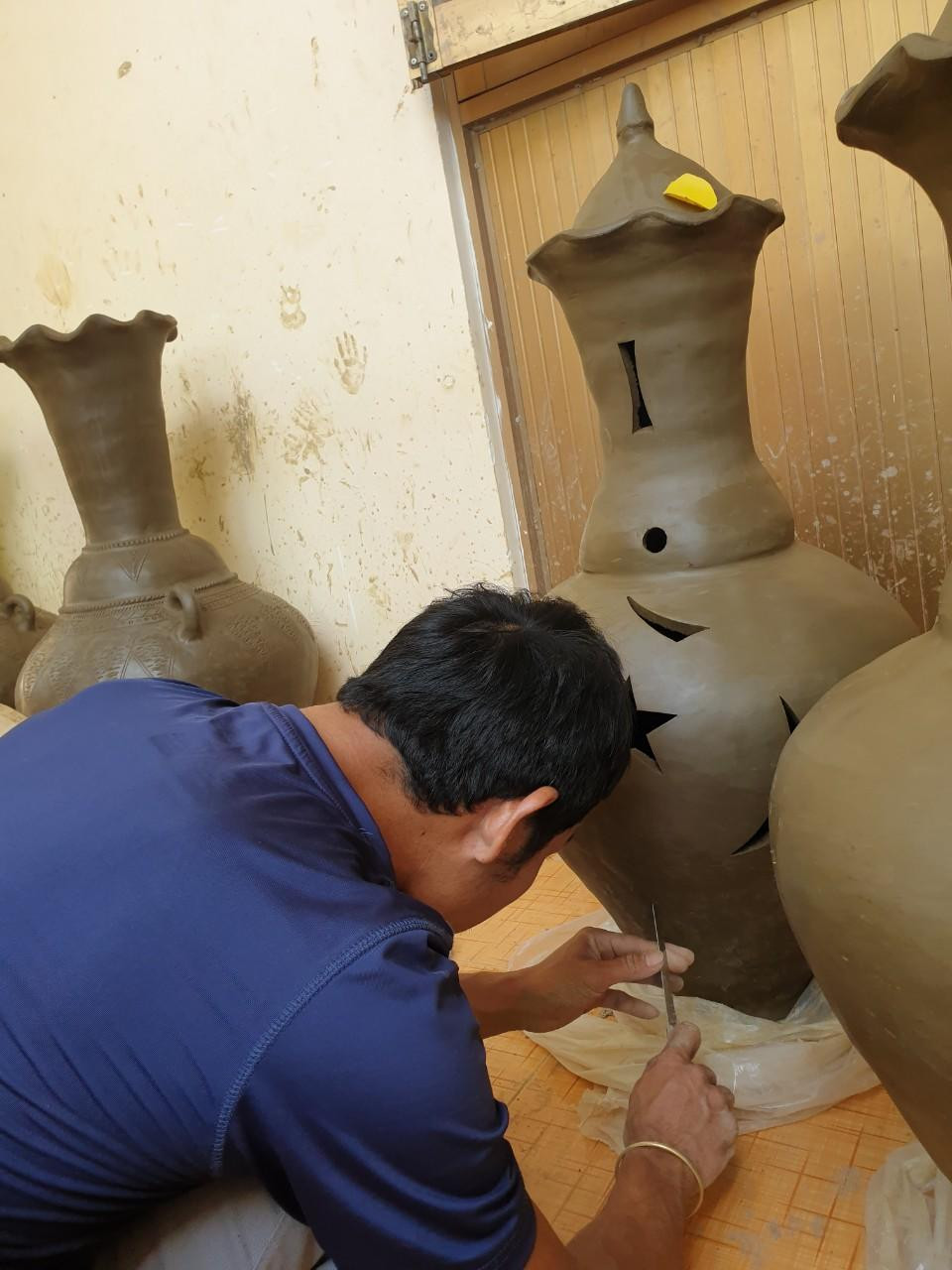 Hiện đã có một số đàn ông tham gia làm gốm Hiện đã có một số đàn ông tham gia làm gốm