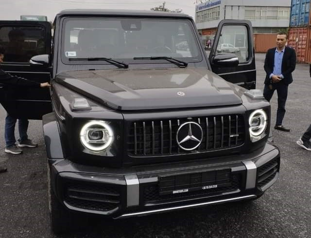 Một trong nhiều tác giả tại hiện trường điều tra siêu xe (ảnh nhỏ); Xe biếu tặng nhập khẩu về Việt Nam đang mắc kẹt ở cảng Hải Phòng (ảnh lớn)