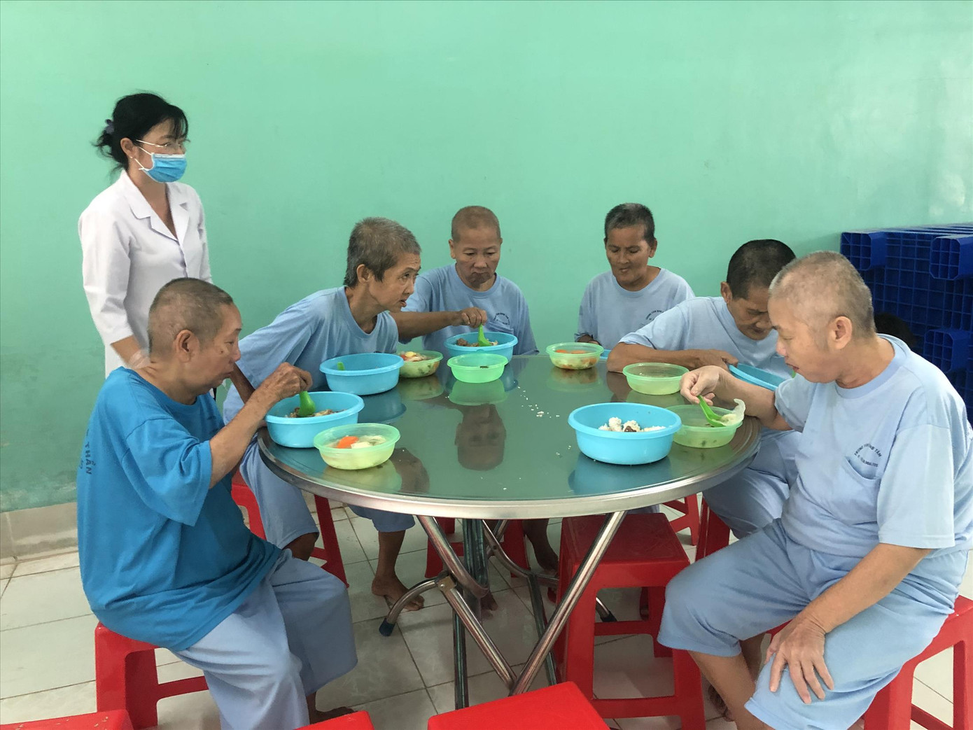 Người lang thang, xin ăn được chăm sóc tại Trung tâm Điều dưỡng người bệnh tâm thần. Ảnh: U.P Người lang thang, xin ăn được chăm sóc tại Trung tâm Điều dưỡng người bệnh tâm thần. Ảnh: U.P