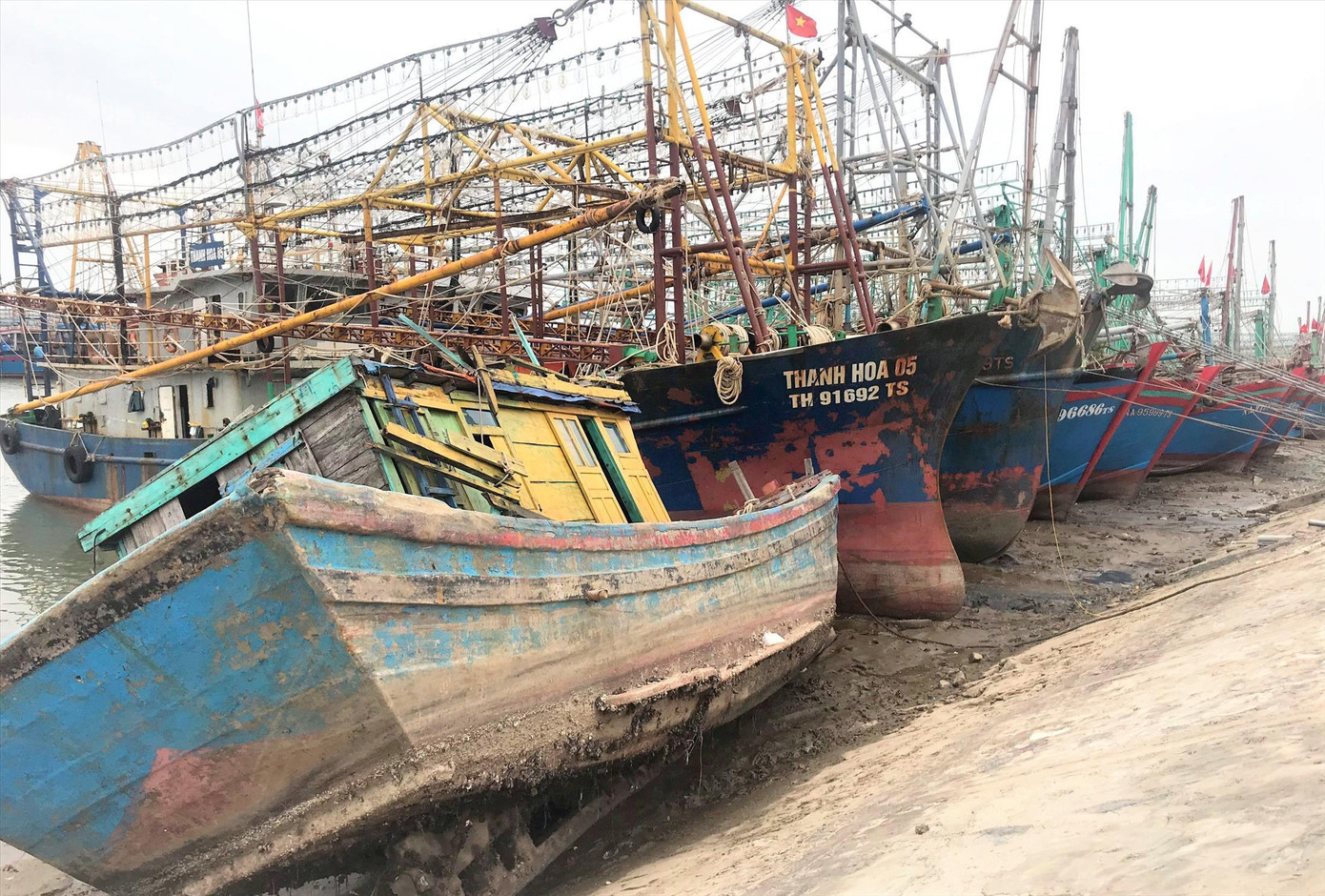 Không thể xoay xở trước giá xăng dầu tăng chóng mặt, hàng loạt tàu cá ở Nghệ An nằm bờ. Ảnh: Cảnh Huệ